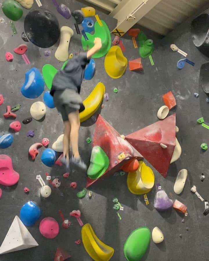 坂井絢音のインスタグラム：「. うれし〜〜〜！！！！！ 今回のセットで初めての2D✌️ . @bouldering_gym_share  . @12shota06_climbing ありがとう🙇‍♀️ . . #snap #MADROCK #つんつこ #boulderinggymshare @nomura_shinichiro課題」