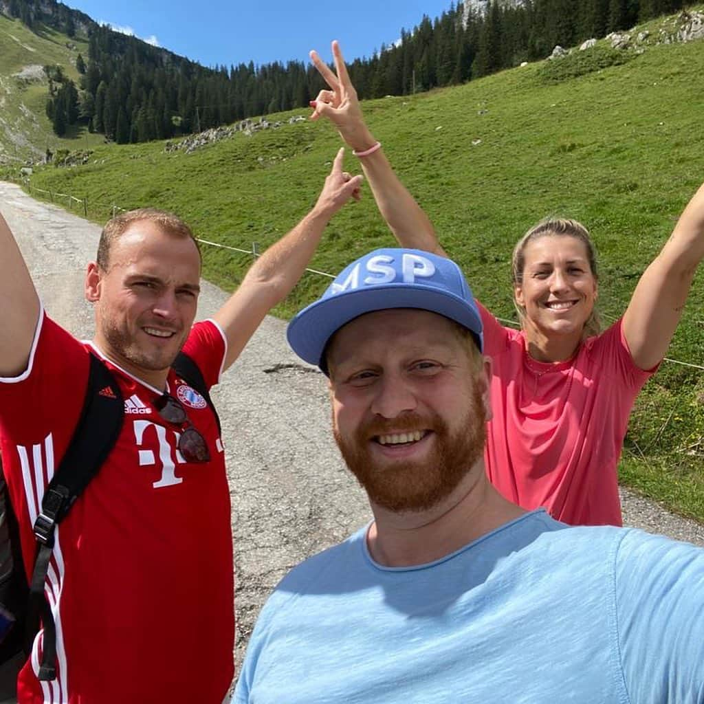 Verena Faisstさんのインスタグラム写真 - (Verena FaisstInstagram)「Wenn @schottelp zum Wandern nach München kommt, dann macht die Schweers Luftsprünge & Chris befindet sich immernoch auf der FCB-☁️ ⛰🥾👯‍♀️😍 #wanderlust #friends #wennnrwaufbergetrifft #luerer #freunde #diebayern 🤸🏼‍♀️」8月16日 0時29分 - vereni2205