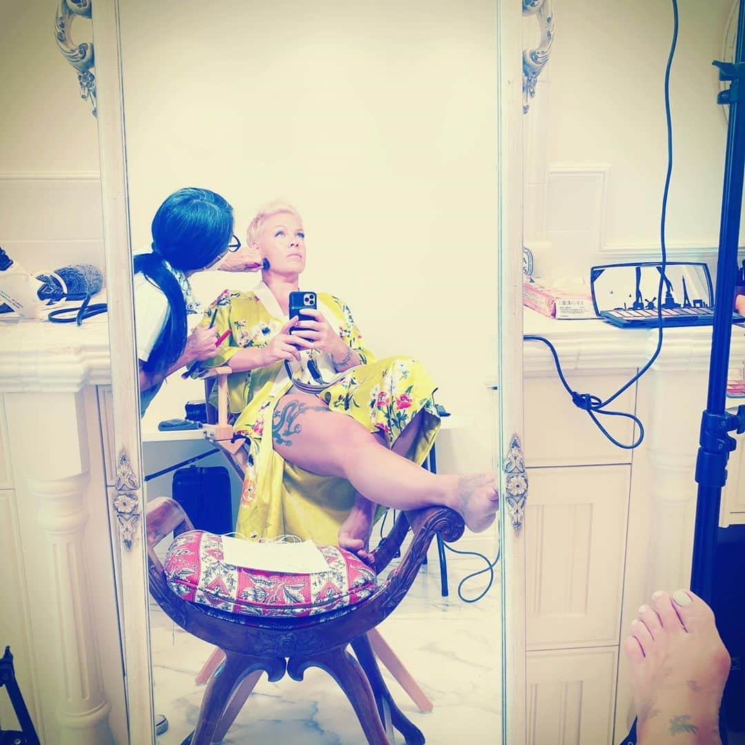 P!nk（ピンク）さんのインスタグラム写真 - (P!nk（ピンク）Instagram)「It’s been a looooooong time since this lady got dressed thanks @kathyjeung 🌸」8月16日 0時27分 - pink