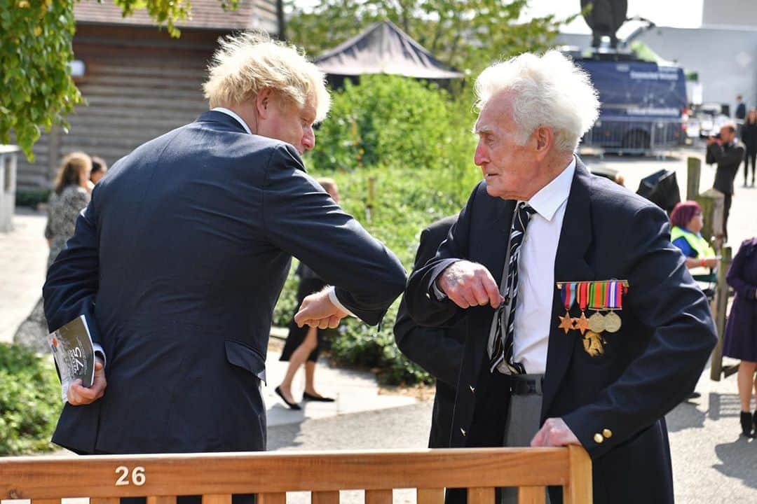 NBC Newsさんのインスタグラム写真 - (NBC NewsInstagram)「British PM Johnson elbow bumps a veteran on Saturday after a national service of remembrance to mark the 75th anniversary of VJ Day.  Tap the link in our bio to see more of the muted memorials taking place across the globe as countries mark the historic day amid the coronavirus pandemic.  📷 @apdevlin / @afpphoto」8月16日 0時37分 - nbcnews