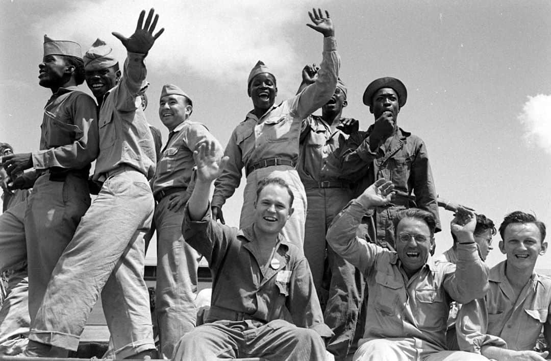 lifeさんのインスタグラム写真 - (lifeInstagram)「75 years ago today: US soldiers celebrate the end of World War II. For our latest publication on the war and rare photos from our archives, see the link in bio. (📷Eliot Elisofon/LIFE Picture Collection)」8月16日 0時31分 - life