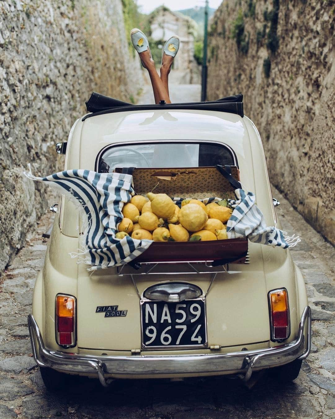 ボリオリさんのインスタグラム写真 - (ボリオリInstagram)「.⁣ Fiat 500 Amalfi Coast, Italy photo by @grantlegan⁣ .⁣ .⁣ #estateitaliana #summer #madeinitaly #amalficoast #fiat500 #fiatcinquecento #fiat #amalfi #estate2020 #estateitaliana」8月16日 0時52分 - boglioliofficial