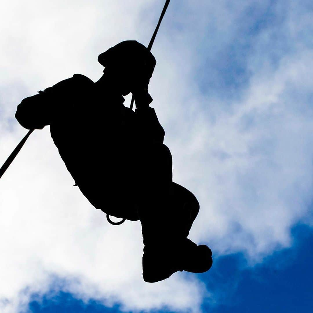 アメリカ海兵隊さんのインスタグラム写真 - (アメリカ海兵隊Instagram)「Shadows in the Sky  A Marine with Detachment 4th Force Reconnaissance Company rappels from a skid at the Lightning Academy, East Range Training Complex, Hawaii, during the reserve unit’s annual training, improving its expeditionary readiness. (U.S. Marine Corps photo by Sgt. Luke Kuennen)  #USMC #Marines #Military #Recon」8月16日 0時56分 - marines