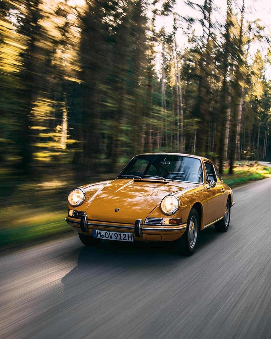 Porscheさんのインスタグラム写真 - (PorscheInstagram)「A true labour of love: this is the story of @anders_warming_design, his father, and their Bahama Yellow Porsche 912. Follow Anders’ incredible road to restoring his father's 912 after his passing, paying homage to his legacy. Link in bio to watch Anders' short film.    (📸 @stephan_bauer)」8月16日 0時57分 - porsche