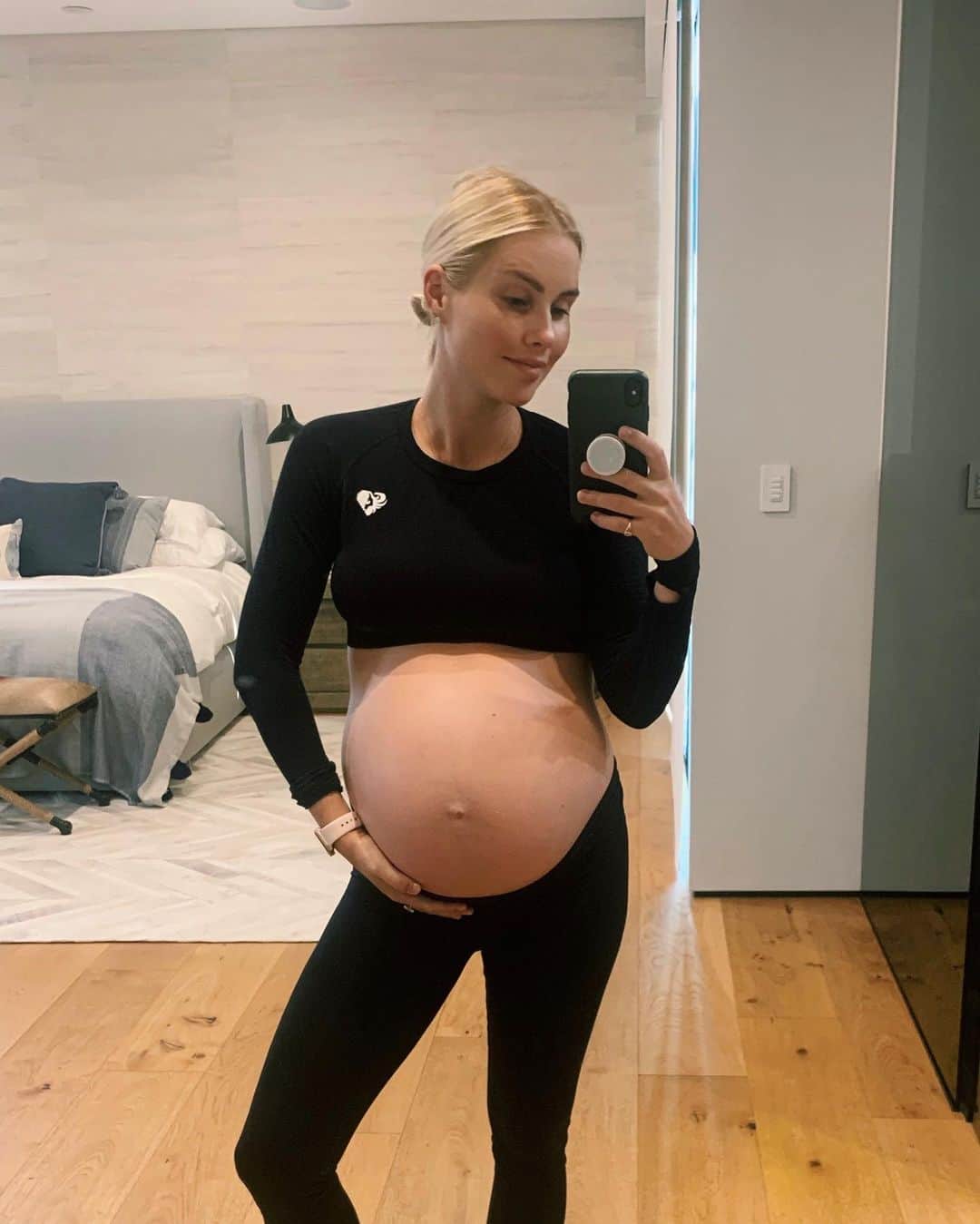 クレア・ホルトのインスタグラム：「35 WEEKS. I’m excited to meet this little girl but I’m SO anxious about losing it again. The recovery, sleep deprivation, feedings, 2 kids 17 months apart, a pandemic... It’s a lot. I know how lucky I am and I know each stage is temporary, but I’m still feeling stressed about how I’ll cope mentally. I think it’s important to share that I have always had help. I never want to pretend that I do it on my own (I am completely in awe of women who do). That being said, I still felt overwhelmed, embarrassed/guilty that I was struggling, and not at all like myself after I gave birth. Did anyone have a totally different postpartum experience the second time? Tips?」