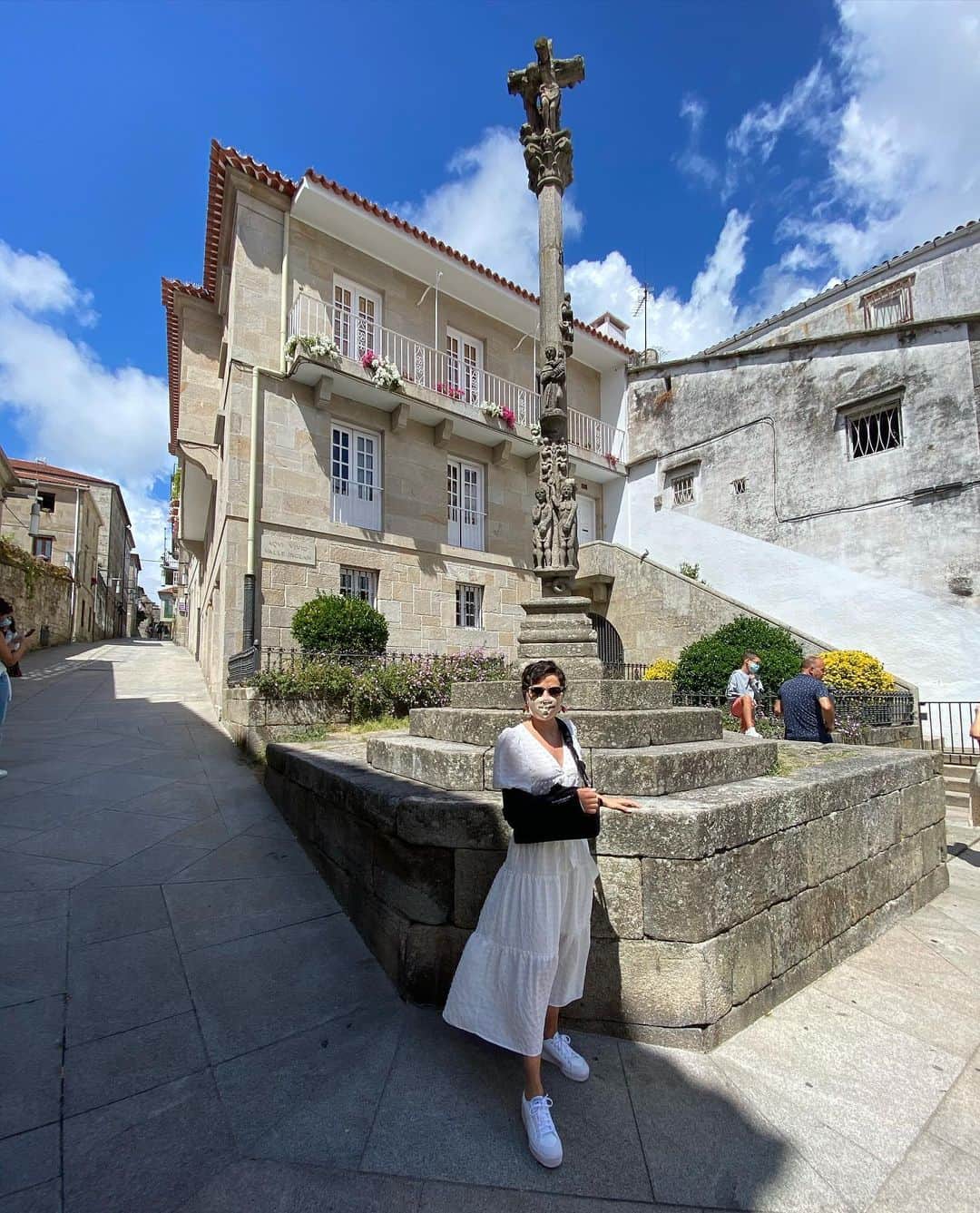 サラ・ウルタドさんのインスタグラム写真 - (サラ・ウルタドInstagram)「De visita al tío Ramón 👴🏼✍🏼#valleinclán  Y de paso aproveché a pedirle consejo sobre cómo desenvolverse a una mano😉💙  #saturdayvibes #Pontevedra #verano2020 #galiforniadreaming #patrimoniocultural #visitspain」8月16日 0時59分 - sarasobrehielo
