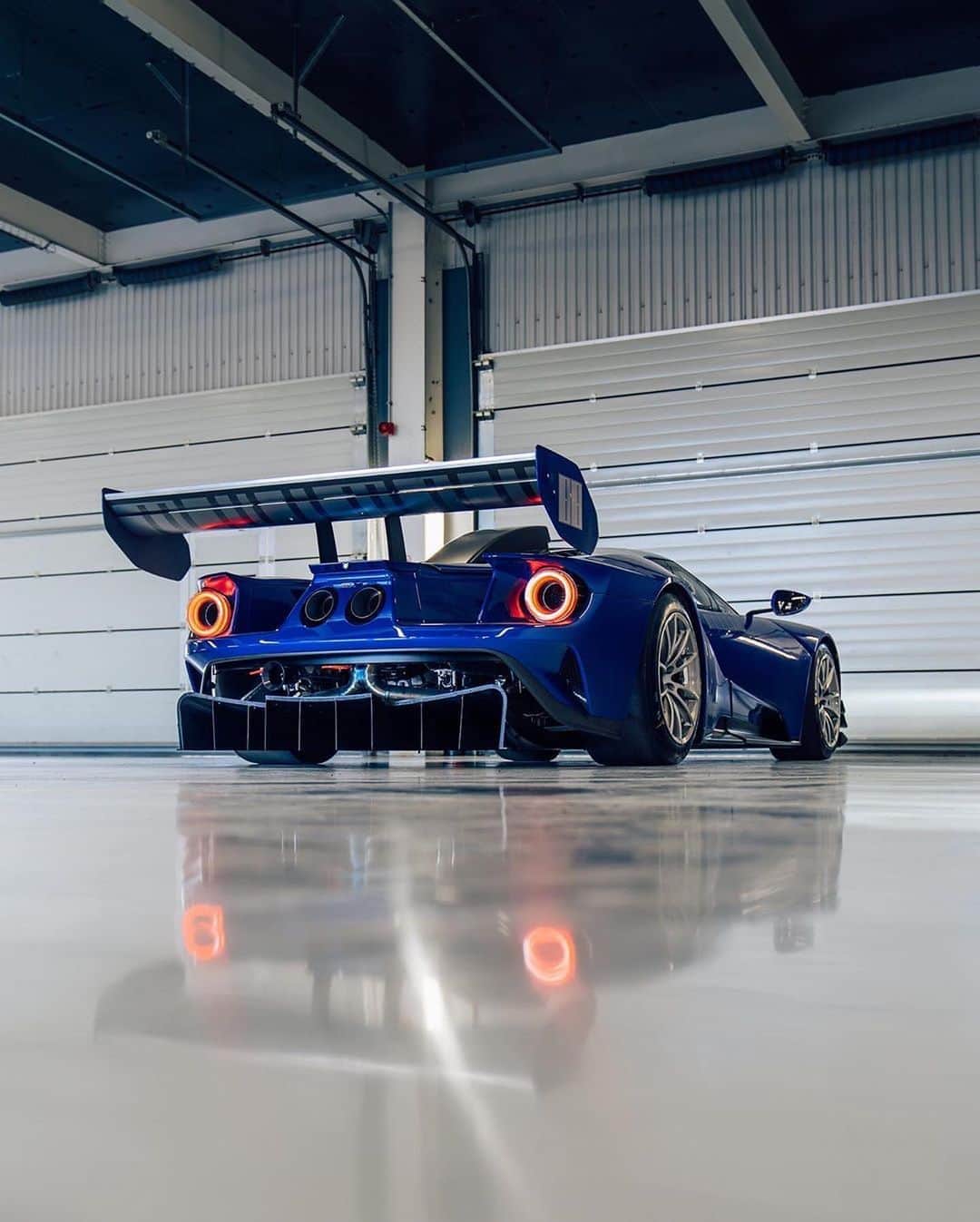 CARLiFESTYLEさんのインスタグラム写真 - (CARLiFESTYLEInstagram)「Ford GT but with a twist. 😈 Photo by @alexpenfold #carlifestyle @mwvmnw #fordgt」8月16日 0時59分 - carlifestyle