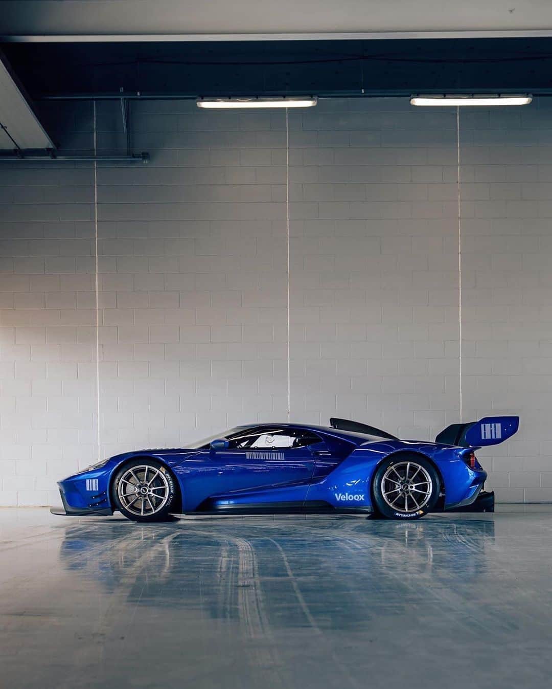 CARLiFESTYLEさんのインスタグラム写真 - (CARLiFESTYLEInstagram)「Ford GT but with a twist. 😈 Photo by @alexpenfold #carlifestyle @mwvmnw #fordgt」8月16日 0時59分 - carlifestyle