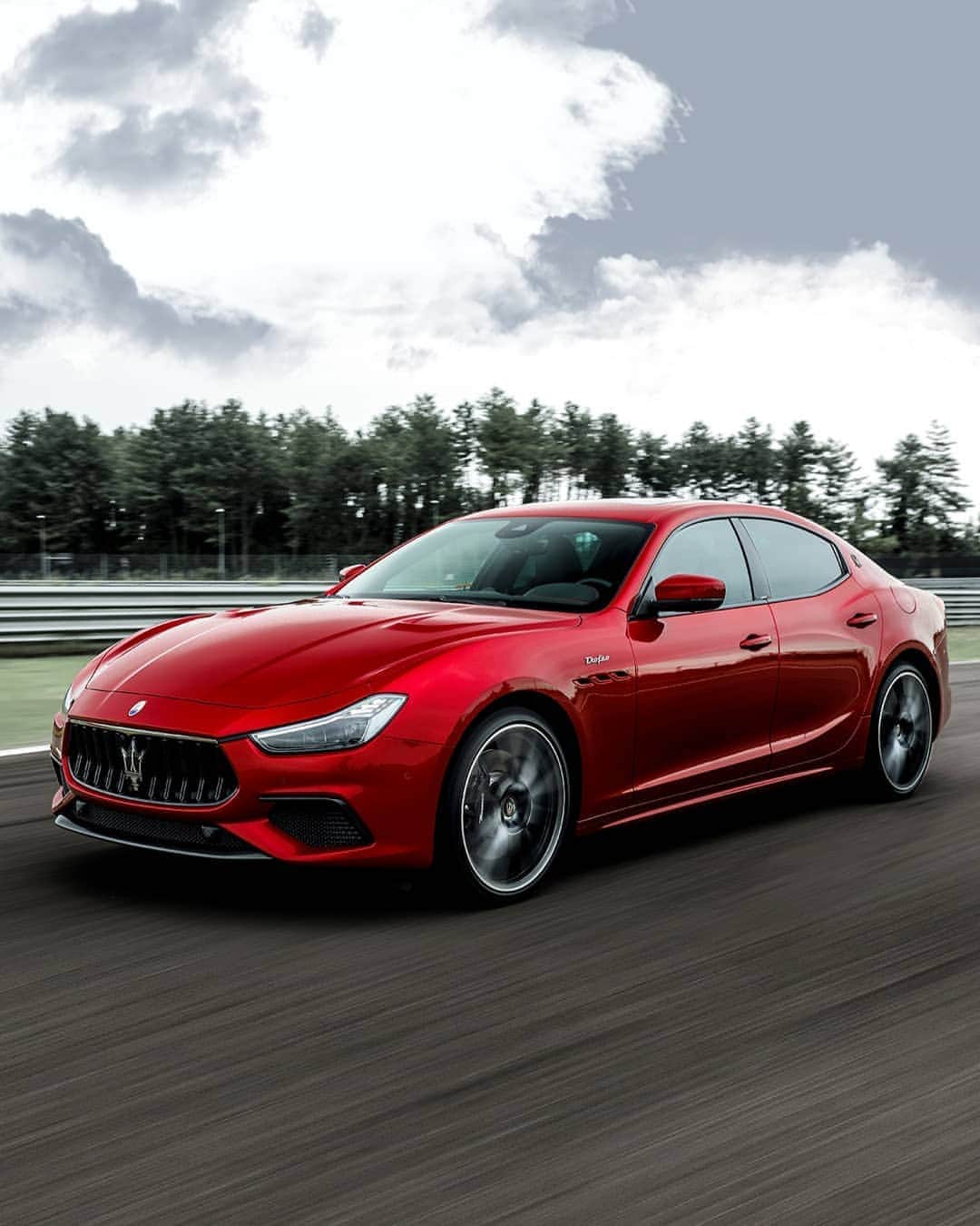 マセラティさんのインスタグラム写真 - (マセラティInstagram)「With a top speed of 326 km/h the #MaseratiGhibliTrofeo redefines the art of fast. #Maserati #TheArtOfFast」8月16日 0時59分 - maserati
