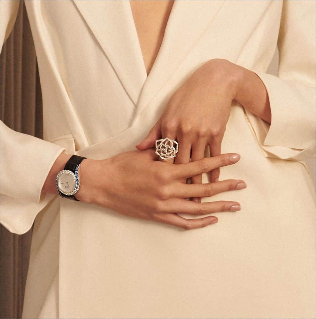 のインスタグラム：「Delicate white gold petals, 𝒆𝒍𝒆𝒈𝒂𝒏𝒕 curves and 𝒔𝒆𝒏𝒔𝒖𝒂𝒍 lines, the makings of creations dedicated to modern femininity. Paired with the radiant #PiagetLimelightGala watch for an elegant look.  - #Piaget #PiagetWatches #WatchCommunity #InstaWatches #PiagetJewellery」