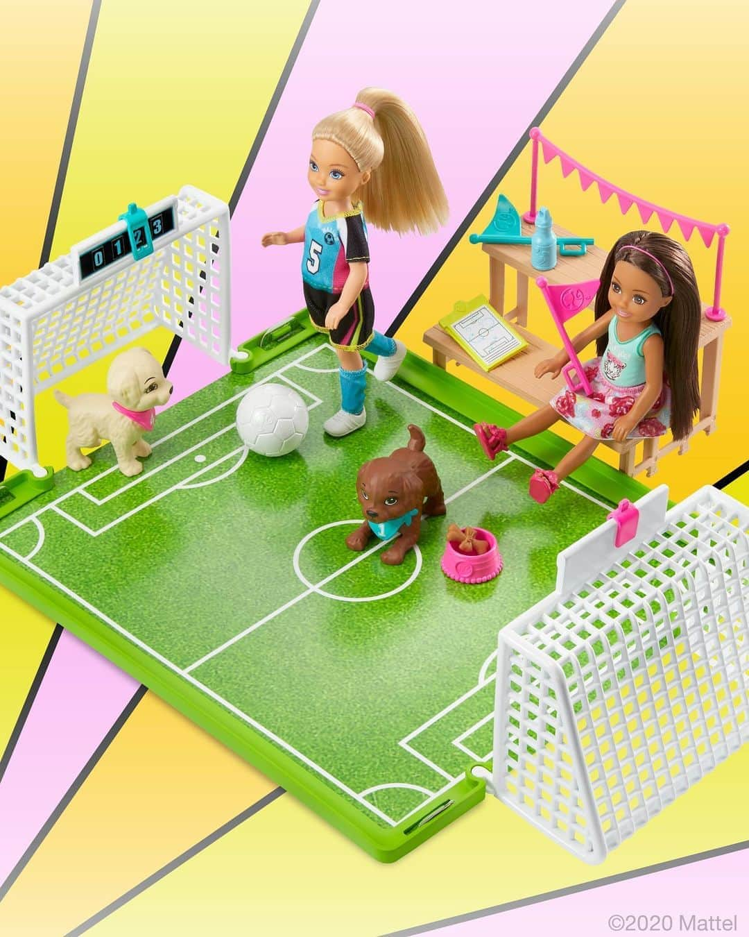 バービーさんのインスタグラム写真 - (バービーInstagram)「Puppy playtime for the win! 🐶⚽️ #Barbie」8月16日 1時00分 - barbie