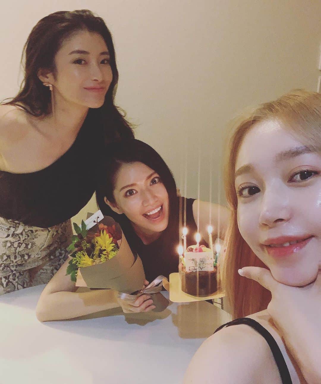 のインスタグラム：「日付変わって本日わたくしERY誕生日ー！！！！！ありがとうーーーーーー！！！！！ 歳を取る前ラストのご飯は黒川さや花と食べて前祝いしてもらい、 日付変わる前に解散だったのでハルカの家にお邪魔したらリサもいて、2人に誕生日になる瞬間祝ってもらいました。 うれしーーーーー！！！！！！ 今年はみんなで集まったりは出来ないけれど、たまに会えると本当に嬉しい。 会えないみんなも、いつもありがとう！」