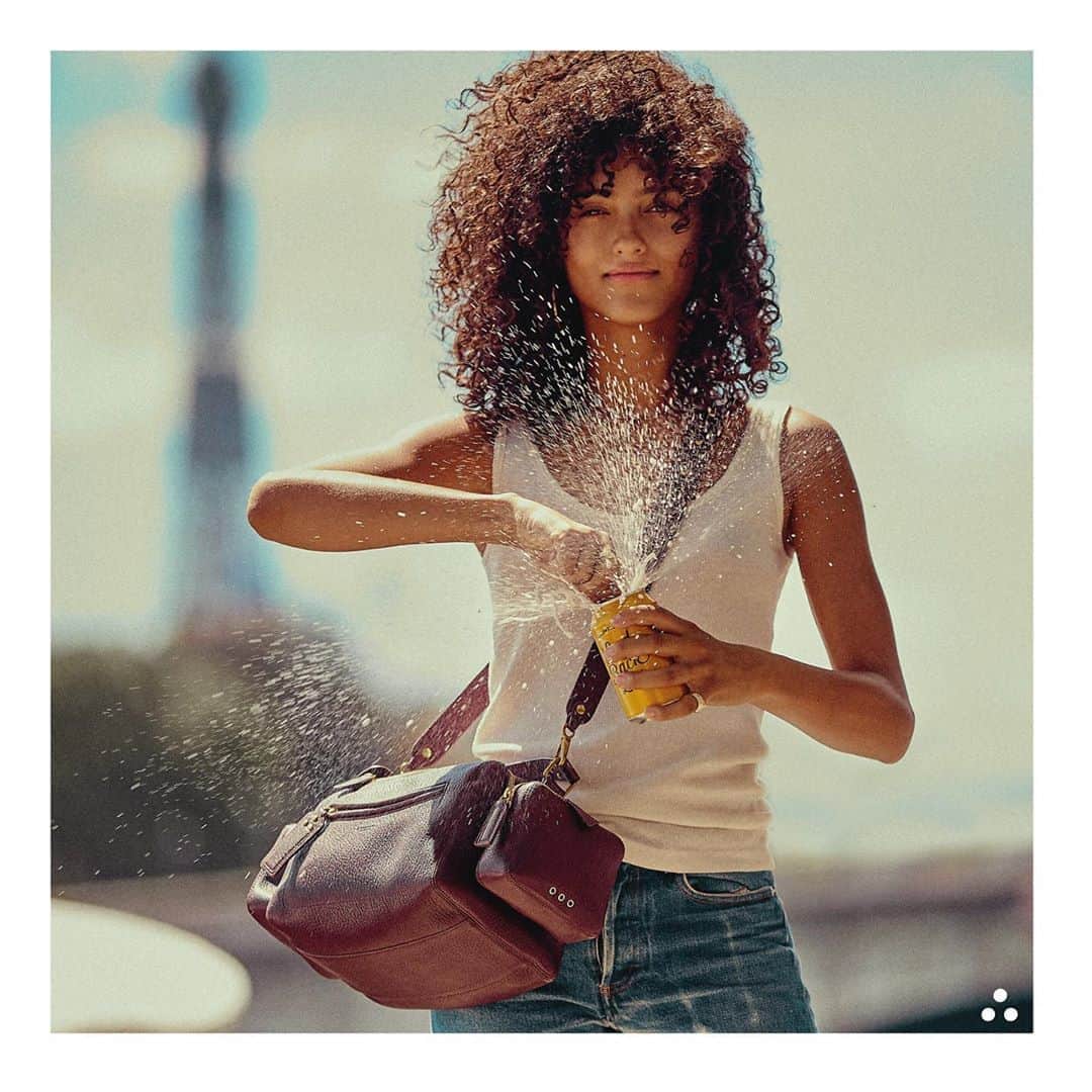のインスタグラム：「Stylish and practical, #Sydney is flanked with pockets and zippers and is roomy enough to hold any modern girls survival gear. . . Art Direction & Photo @germainchauveau Style @claire_dhelens Model @melodievaxelaire #jeromedreyfuss #sydney #jeromedreyfusssydney #rootsdeluxe #aw20」
