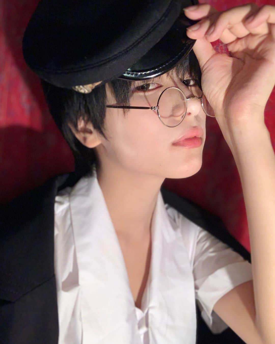のインスタグラム：「お祝いいっぱいありやとーー😗㊗️💃✨ とても喜んでいます！#直訳  24歳new写の前に、 18の時の制服載せとく！  #大嘘 #まったくもっての大成人  #ブレザー民の #学ランとセーラーへの憧れは尽きない。  #逆もまたしかりィ？..🌙  . .  . .  . #制服#cosplay#コスプレ#ポートレート#男装#古#学生帽」