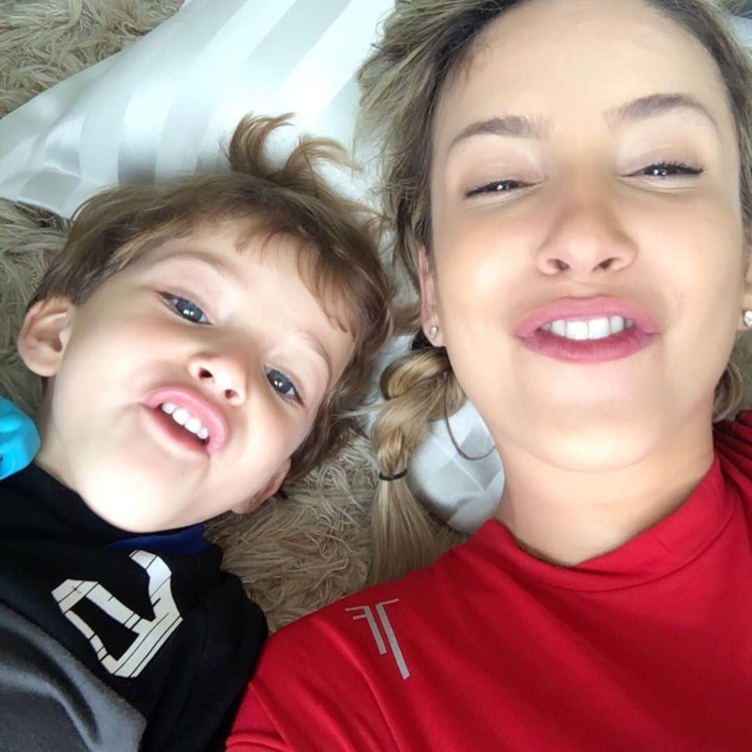 Claudia Leitteのインスタグラム：「Cresça, meu filho! Cresça e abençoado seja! Em nome de Jesus, seja saudável de tudo! Você está  fadado ao amor, à luz e há de ser muito feliz! EU TE AMO, minha vida! Te amo! Te amo! Te amo! Te amo! Um amor que não cabe em mim, muito menos neste post! Parabéns, RAFA! Feliz Aniversário! 💎🙌🏻🙏🏻🎂🎂」