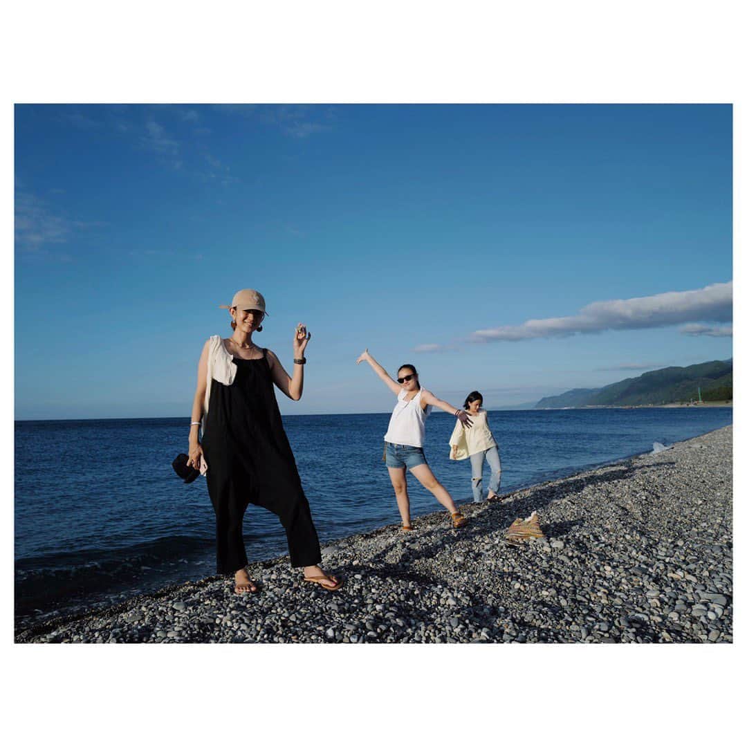 土井地恵理子さんのインスタグラム写真 - (土井地恵理子Instagram)「・ 一瞬だけど夏休みらしく海。 日本海🌊 ・ 翡翠海岸で翡翠探しをしてみる。 らしきものは見つけたけど ほんとに翡翠なのかは分からない。笑 ここは日本アルプスからの 高低差のある川の流れによって 石が丸いそう🤔 ・ ・ 来週から学校なんて 夏休み短すぎ😱 ・ ・ #翡翠海岸 #海 #夏休み #summervacation #lifestyle #ライフスタイル」8月16日 1時23分 - ericodoiji