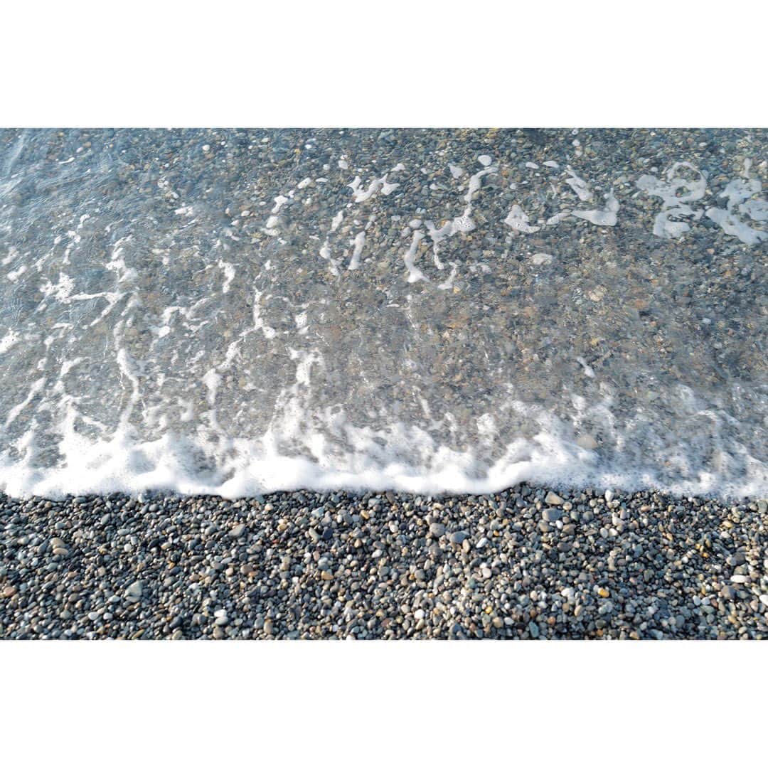 土井地恵理子さんのインスタグラム写真 - (土井地恵理子Instagram)「・ 一瞬だけど夏休みらしく海。 日本海🌊 ・ 翡翠海岸で翡翠探しをしてみる。 らしきものは見つけたけど ほんとに翡翠なのかは分からない。笑 ここは日本アルプスからの 高低差のある川の流れによって 石が丸いそう🤔 ・ ・ 来週から学校なんて 夏休み短すぎ😱 ・ ・ #翡翠海岸 #海 #夏休み #summervacation #lifestyle #ライフスタイル」8月16日 1時23分 - ericodoiji
