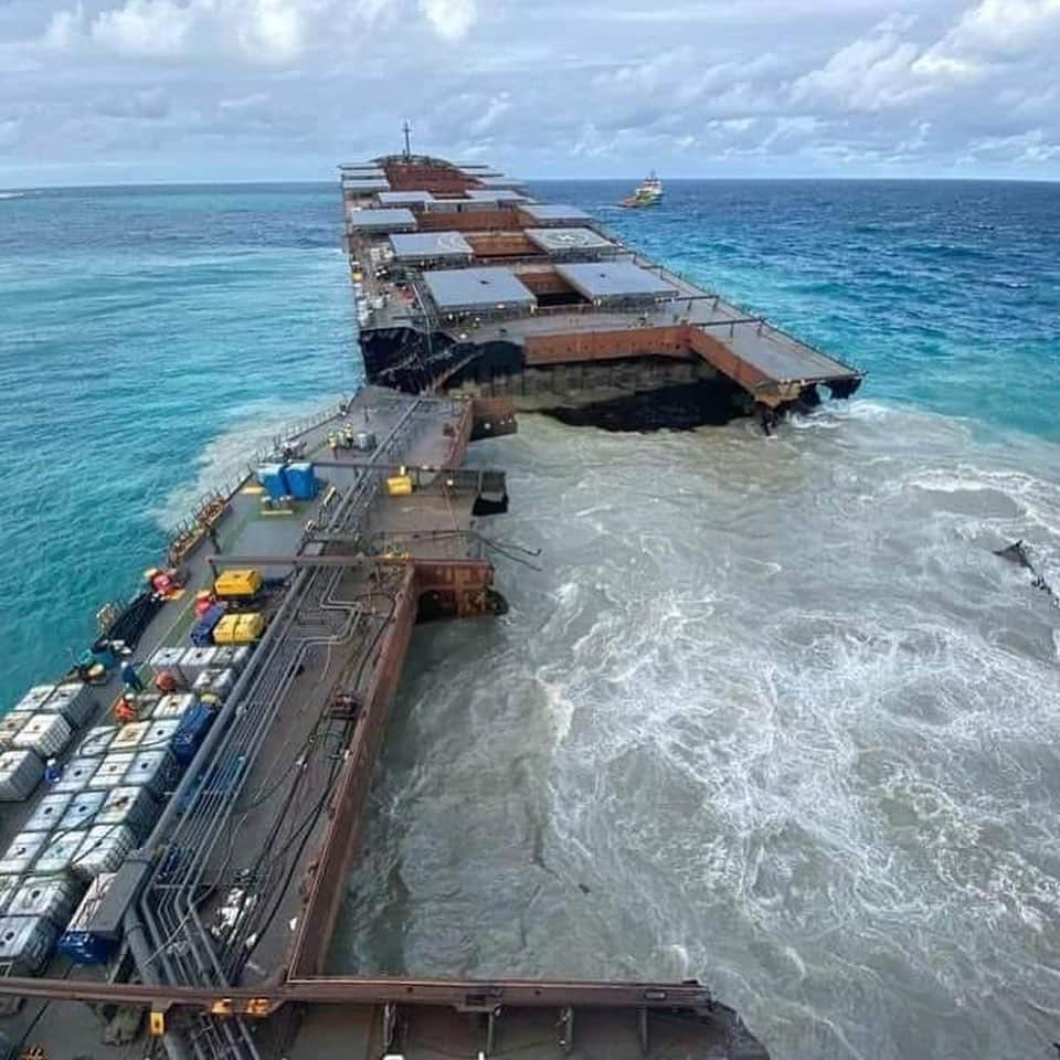 ティモシー・サイクスさんのインスタグラム写真 - (ティモシー・サイクスInstagram)「⚠️BREAKING NEWS⚠️ The MV ‪Wakashio ‬just broke into two pieces off the coast of Mauritius and now the front part is being towed and will be sunk "at least 1,000 kilometers" off the island. Click the link in the bio of @karmagawa or @savethereef to donate to our fundraiser to help them with their oil cleanup and wildlife recovery and share this sad news with everyone you know to get EVERYONE helping this tiny island nation in their time of need! Please also DM and leave comments on @mol_mitsui_o.s.k_line_official the giant shipping company that makes billions of dollars per year and whose fault this catastrophe is and remind them they MUST pay for ALL the damages this absolute disaster is for the locals of Mauritius, their economy, marine life, coral reefs and biodiversity too! We MUST all work together to stop this from happening again and again and spreading awareness on social media is the key so please share this with your followers and tag people, influencers, celebrities and news media in the comments and have them share it too...ENOUGH IS ENOUGH! ‪#oilspill‬ ‪#wakashio ‪#mauritius #karmagawa #savethereef」8月16日 1時24分 - timothysykes