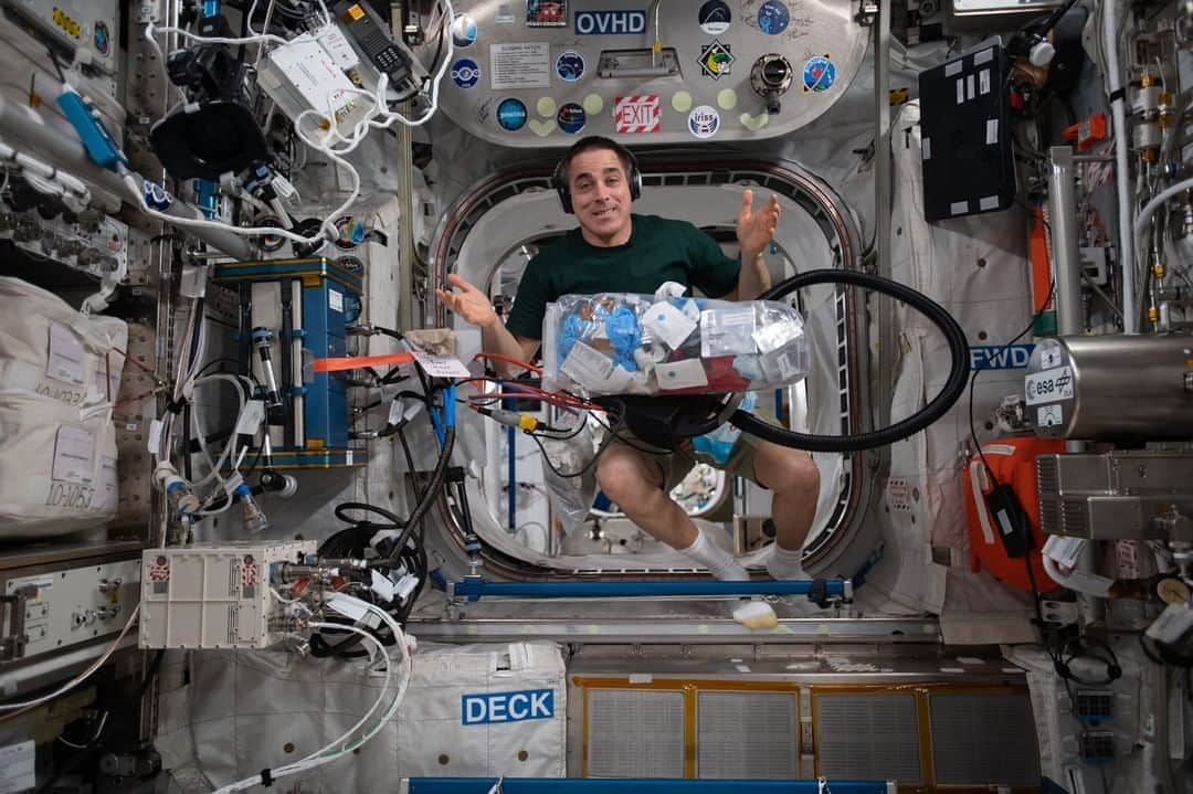 NASAさんのインスタグラム写真 - (NASAInstagram)「Do your chores! Even being in space doesn’t exempt this astronaut from taking out the trash. ⁣ ⁣ Commander Chris Cassidy collected the trash during some weekend housekeeping aboard the International Space Station.⁣ ⁣ Credit: NASA⁣ ⁣ #nasa #SpaceStation #Astronaut #Space #Housekeeping⁣ ⁣」8月16日 1時29分 - nasa