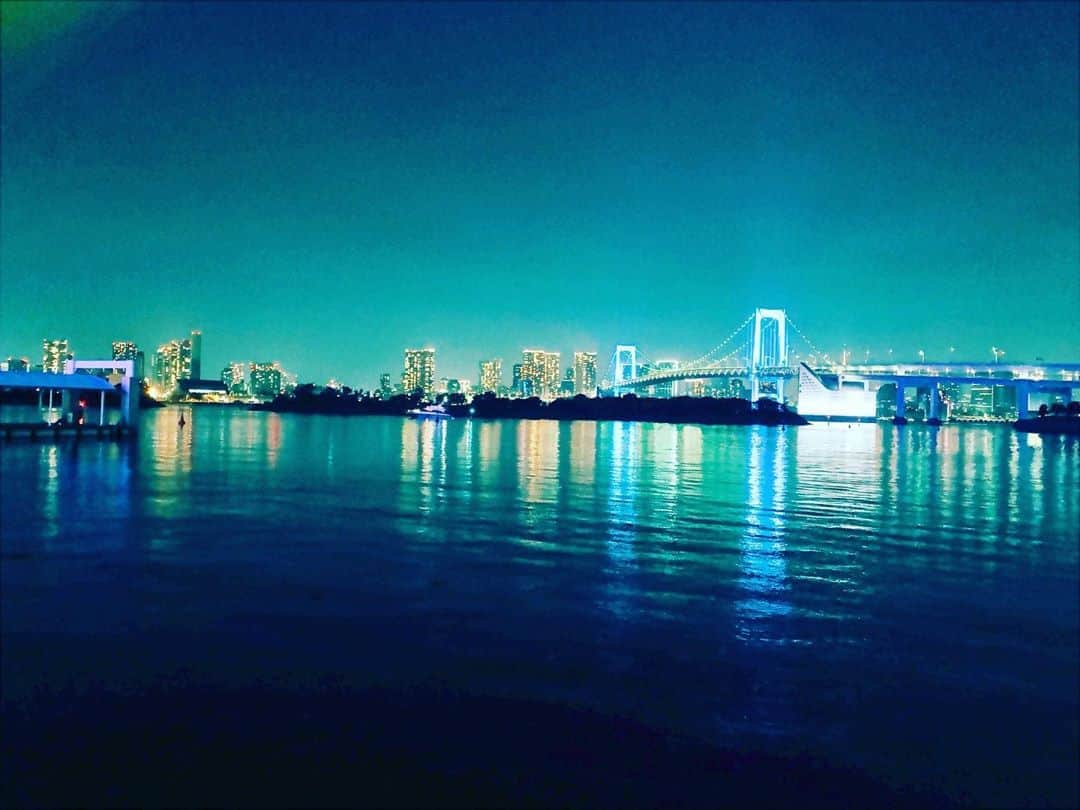 のインスタグラム：「お台場海浜公園に 我らの砂浜が戻ってきまして、　 五輪マークが一旦撤去されました。  12月にまた戻ってくるとか。  今はどこかでメンテナンス中。  どこか？  コリン星？  #お台場 #夜景 #夕陽 #サンセット #台場 #アクアシティ #デックス東京ビーチ #海浜公園 #お台場海浜公園 #観光 #レインボーブリッジ #東京 #日本 #空 #tokyo #japan #odaiba #scenery #sightseeing #sky」