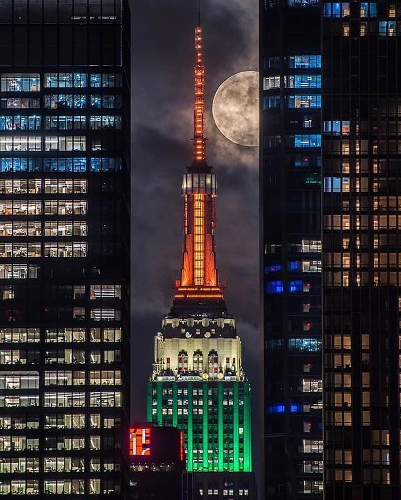 Empire State Buildingさんのインスタグラム写真 - (Empire State BuildingInstagram)「Happy #IndiaDay from NYC! We’re recreating the Indian flag in our lights this evening in celebration of India’s Independence Day. ⠀⠀⠀⠀⠀⠀⠀⠀⠀ 📷: @al3x.nyc #EmpireStateBuilding」8月16日 1時38分 - empirestatebldg