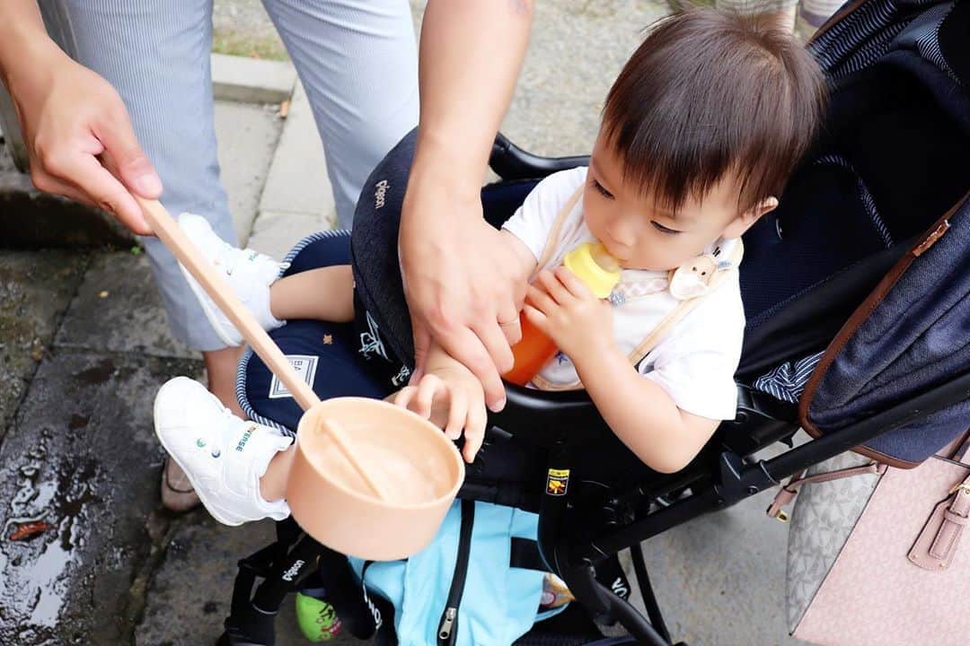 Momoeのインスタグラム：「. .  おれも手洗う🧼 . . #happy #家事 #育児 #family #家族 #boy #smile #男の子 #息子 #code #love #lucky #kids #子供 #thankyou #宝物 #ベビー #fashion #follow #心 #縁 #パパ #ママ #家族写真 #男の子ママ #赤ちゃん写真 #photo #子育て #1歳 #flower」