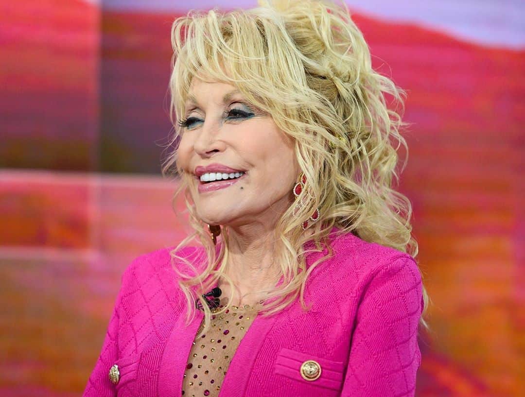 NBC Newsさんのインスタグラム写真 - (NBC NewsInstagram)「Dolly Parton shared her support for the Black Lives Matter movement and the ongoing protests over racial injustice in a recent interview with Billboard.   "I understand people having to make themselves known and felt and seen," Parton said. “And of course Black lives matter. Do we think our little white a---- are the only ones that matter? No!" Read more at the link in our bio.  📷 @photonate / @todayshow」8月16日 1時33分 - nbcnews