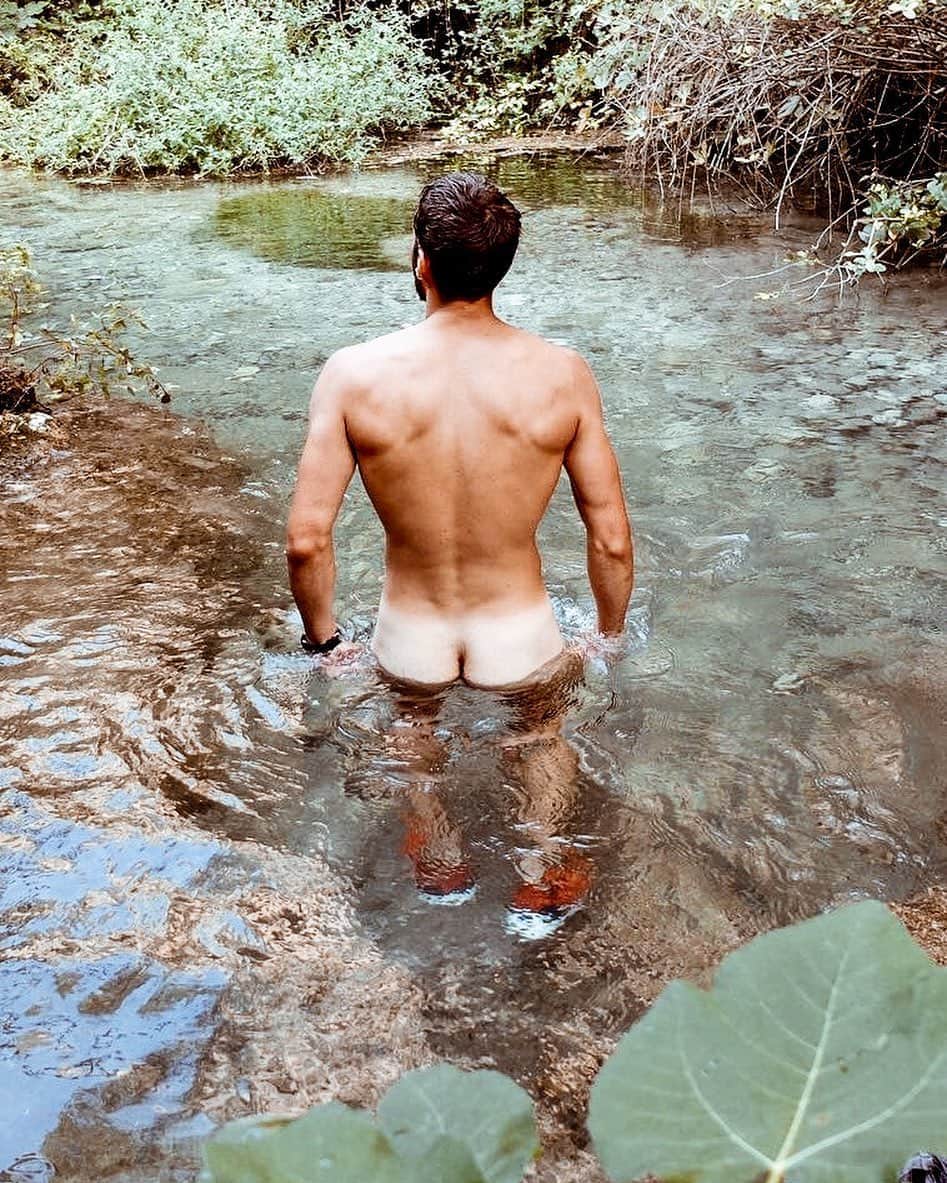 NICOLAS SIMOESのインスタグラム：「Finir la rando nu comme un ver 😎」