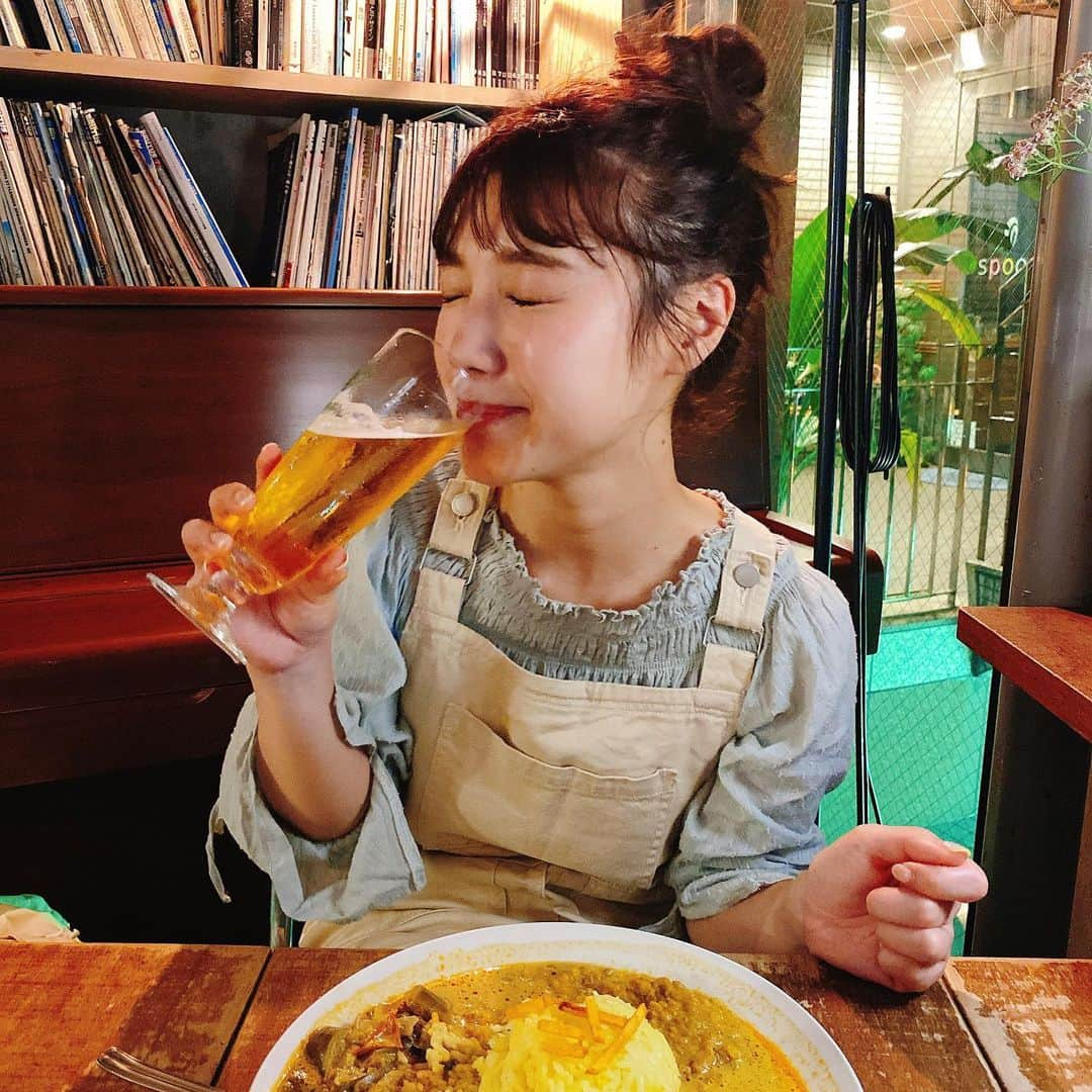 黒田りささんのインスタグラム写真 - (黒田りさInstagram)「🍻 . 最高にスパイスカレーとビールが美味しかった日🍛 . 今週金曜日の"BUTCH COUNTDOWN RADIO"で アシスタントを務めさせて頂きました！✨ . 目の前でブッチさんのトークを体感出来て感動 一緒にラジオ出来てとってもドキドキ楽しかった、、🥺❣️ . この日が来ると決まった日から、 ずうっとそわそわしていたんだけど、 本番は5時間半、緊張する暇もないくらいわたわた濃密な時間で、 終わった後は、運動会後の清々しい疲労感を感じ、 息切れしながら1時間くらい歩きまわって帰りました。笑 . 放心状態のなか、ビールとスパイスカレーを取り入れて やっと充実感と安堵がやってきました、、🤦🏼‍♂️✨ 究極に美味しかったあ、、。 . 1番心配していたモノマネは、 毎日モノマネ動画を見て篠原涼子さんを習得(？) また、カンフー少女ジャッキーりさちゃん というキャラが誕生したよ🥺✡️笑 . この経験を活かして、 表現力豊かなパーソナリティを目指して成長します💪✨ . 聴いてくださった皆さん、ありがとうございました✨ . あしたのサンパチもがんばります！ よろしくお願いします😳🤍 . . #FM福岡#ラジオパーソナリティ#私の栄養剤#スパイスカレー#木挽ブルーなかった#気持ちはブルーでカンパイ#💙」8月16日 1時36分 - kurorisa_14