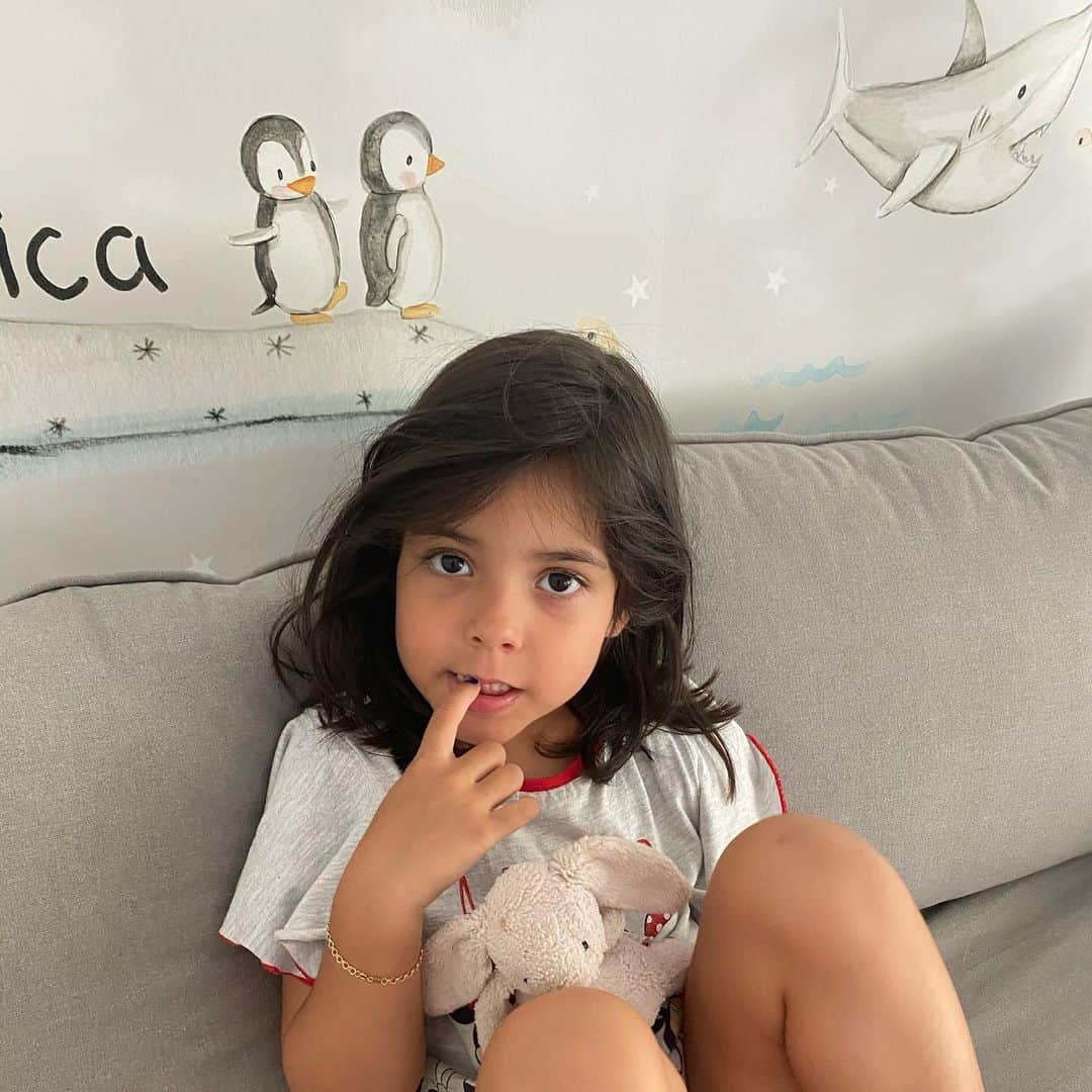 ガリー・メデルさんのインスタグラム写真 - (ガリー・メデルInstagram)「mi niña cuanto te amo 👧🏻❤️🤩🤗😍😻🥰😘 #alessandra #5añitos #lajefa #hermoshaaaaaaaa」8月16日 1時43分 - gary_medel17