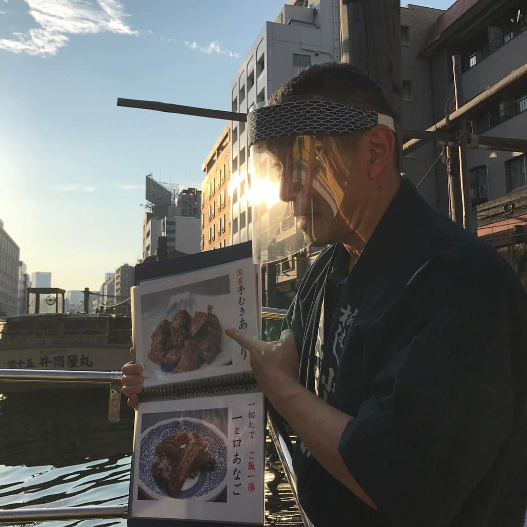 TOKYO WATER TAXIさんのインスタグラム写真 - (TOKYO WATER TAXIInstagram)「ワンチャン3頭と一緒にご乗船いただいたお客様。  航行ルートは特別アレンジ&盛り沢山^ ^🎶 マグロ丼のボートピックアップ、 江戸の佃煮小松屋さん 二つのポイントを2hで巡る小さな舟旅でした。  #ペット可  #大型犬のいる生活  #天王洲ピア #twtjimotto #マイクロツーリズム #jimottoキャンペーン #ボートピックアップ #マグロ卸のマグロ丼 #豊海埠頭  #佃煮 #柳橋 #東京 #都内観光 #tokyowatertaxi」8月16日 1時43分 - tokyowatertaxi