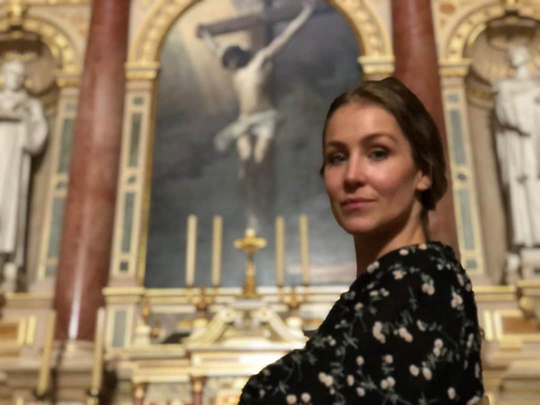ジョシュ・ブローリンさんのインスタグラム写真 - (ジョシュ・ブローリンInstagram)「Like when I used to walk into the Uffizi at 18, between my legs like a radar for romance, I’d sit in front of paintings that looked like you for hours, for hours until my head pounded with knowing I would have to leave you there on the wall, that they’d boot me out when closing time came round, and I’d look over my shoulder to see you getting smaller and smaller. I’d walk the streets until dawn came to touch me and there you’d be again, maybe laying on the ground this time in Musée Rodin, there on your side, a smooth carrara marble skin pruning under my hand, and security would yell out and I’d have to leave once again, my hands tucked in my pockets, a memo pad vibrating between my belt and belly.  I visited you everywhere for years and always cried out a just more than adolescent cry when I’d lose you to other curators and collectors who’d get in our way.  But here you are, ever present, my dear, and my age brings a deep exhale of having the mind to rest and in that rest became you blowing your own pallet into my mouth, that most rich leaden oxygen of the creatives, and you bled a happiness into me.  Though, at this moment,  I am left to fend for myself, albeit more fragile than before, I long for you, and attempt to illustrate my love for you with a still limited vocabulary that has been building from the beginning of when you didn’t know me, but of when it was that I always saw a bit of you in everything. I continue to reach out to the painting that is you for me, if not more than a little longingly. I reach out and stroke that marble that is alive in me always, until you move. And it’s always when you move that something in the us of it all awakens.」8月16日 1時56分 - joshbrolin