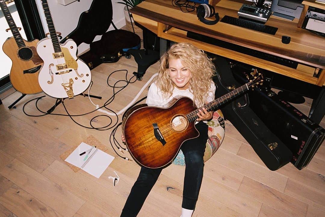 トーライ・ケリーのインスタグラム：「release weekend moooooood😬🙈 #Solitude」