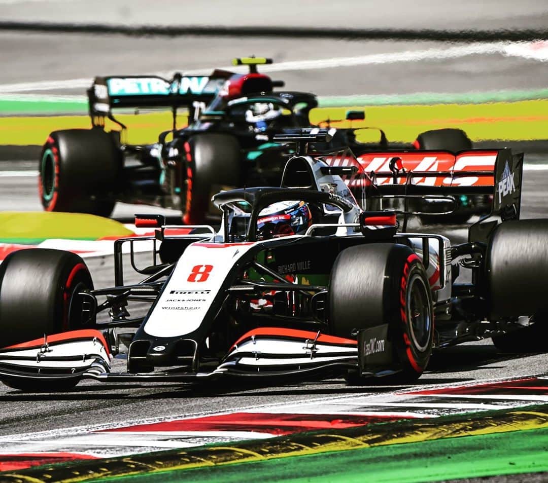 ロマン・グロージャンのインスタグラム：「Tough one to swallow after yesterday amazing pace. Front end feeling was not quite the same today... We will push hard tomorrow and try to have a go at points  #r8g #f1 #spaingp」