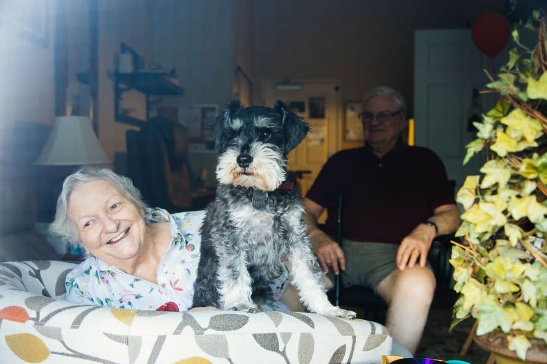 ローレン·ランドルフのインスタグラム：「Last month my sister and I got COVID tests, quarantined, and then made a much needed (safe) trip up to visit my parents. While there, I also got to go hang out with my grandparents from outside their window. The home they live in has taken all the important precautious to keep residents safe, and it makes me feel so relieved knowing they live around and with people who are taking this pandemic seriously. It’s communities like theirs we’ve all been trying to protect. They were in great spirits, cracking jokes and making snappy comments. I loved to see it. Everyone is experiencing this pandemic differently. Instead of focusing on what a group of people are maybe Not doing, I find comfort in the collective efforts I see the people around me making to protect their friends, families, and communities.   Now, I think it’s a great time to practice my penmanship, write my grandparents some letters, and mail them off via the wonderful USPS. I’m sure all of our grandparents would love to receive some mail from us right now. 💫」