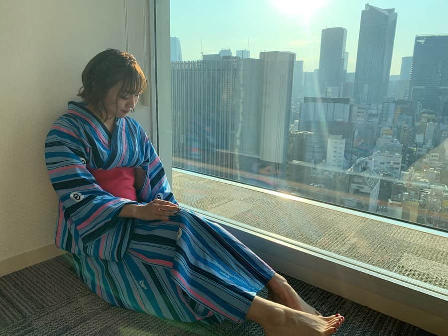 須田亜香里さんのインスタグラム写真 - (須田亜香里Instagram)「8月15日(土) 【副音声顔出し配信 #亀梨とリモート観戦】 自前のドラゴンズ浴衣着ました🐨💙 一応ドアラ耳も持っていったんですが、一人でつけるのは恥ずかしくって…楽屋でしかつけなかった(笑) 写真はちゃっかりたくさん撮った🤣 . リモート観戦もすごく楽しかったし、中日勝ったし、森野将彦さんとお写真撮れたり嬉しかったな☺️☺️☺️ . そしてTwitterで亀梨さんファンの皆様、優しすぎて須田は感動しております🥺 普段須田ファンの皆の優しさに救われまくってるけど、共演者のファンの方からも幸せもらえるって、ファンとアイドルの関係が充実していてこそだと思うから 私もまだまだもっと一人一人皆と良き時間を重ねていきたいと思った今日この頃🍀 出来る限り…ささやかかもしれないけどこれからもよろしくね💪💕 #dramaticbaseball #中日ドラゴンズ #dragons #ドアラ耳 #浴衣」8月16日 2時18分 - akarisuda