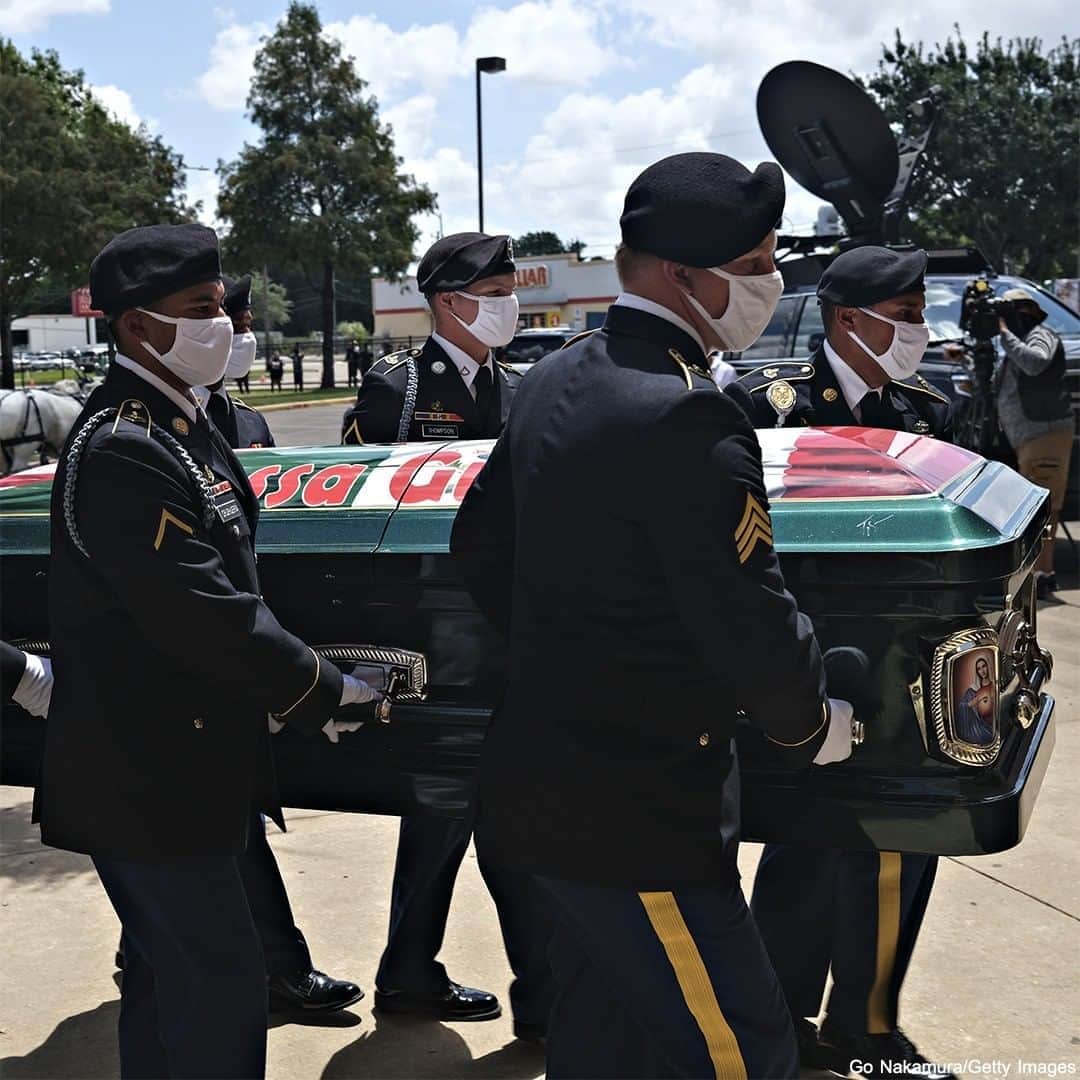 ABC Newsさんのインスタグラム写真 - (ABC NewsInstagram)「Mourners attended a memorial service for U.S. Army Private First class Vanessa Guillen at Cesar Chavez High School on Friday. The 20-year-old U.S. Army Specialist was found dead on June 30 after having been reported missing since late April. She was allegedly killed by a fellow soldier at Fort Hood. #military #memorial #vanessaguillen」8月16日 2時20分 - abcnews