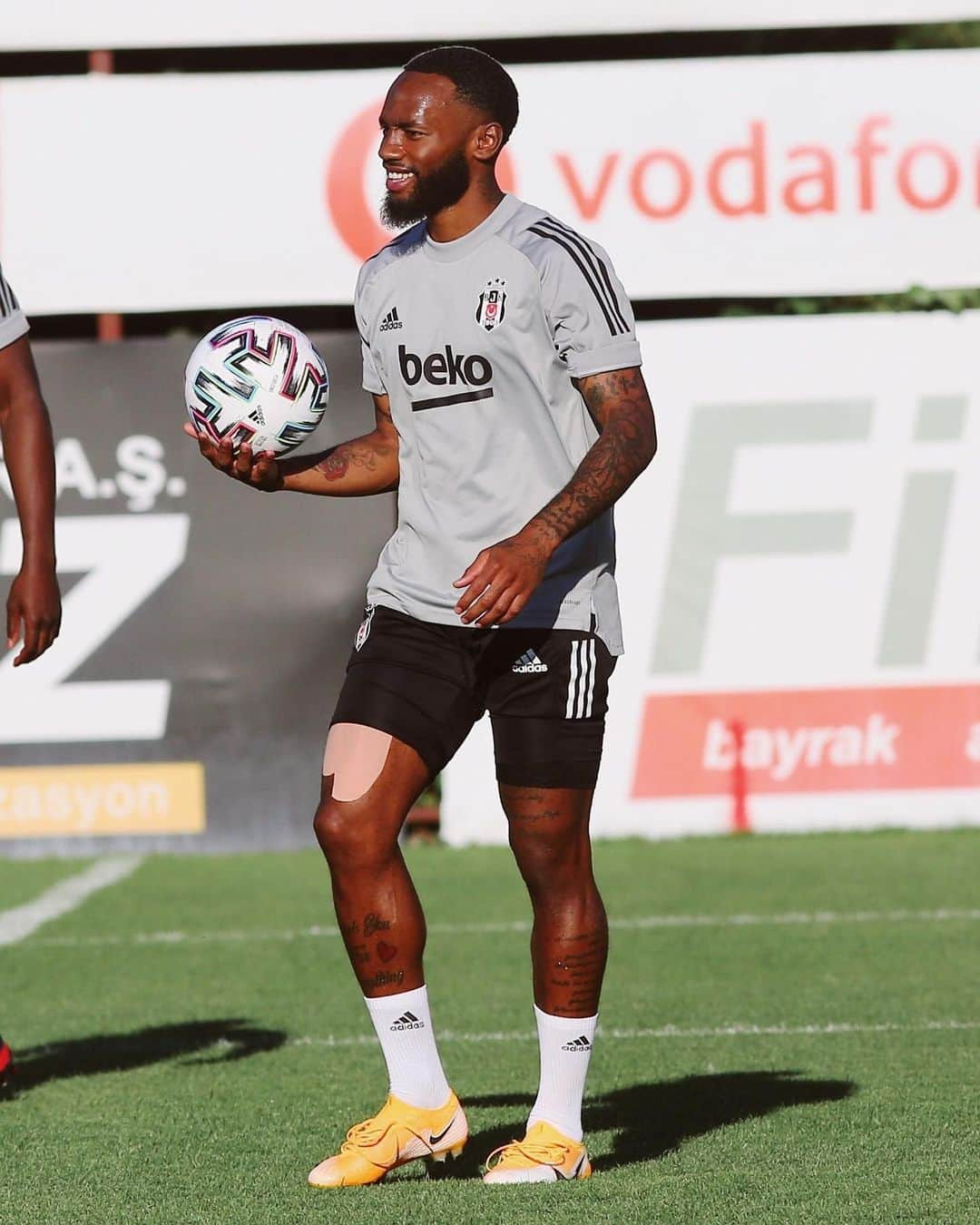 ジョルジュ＝ケヴィン・エンクドゥさんのインスタグラム写真 - (ジョルジュ＝ケヴィン・エンクドゥInstagram)「@besiktas ⚽️🤛🏾」8月16日 2時39分 - gknkoudou