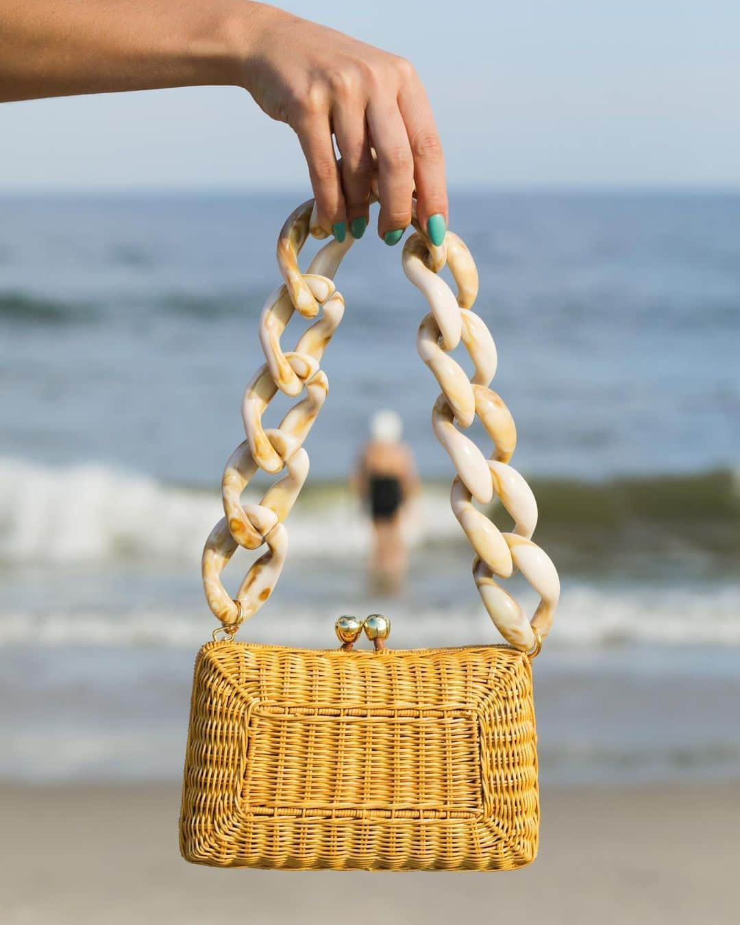 Bloomingdale'sさんのインスタグラム写真 - (Bloomingdale'sInstagram)「The way we sea it, you *need* a straw bag in your life 🌊 Head to the link in bio for similar styles! . . . . . . #strawbag #strawclutch #clutchbag #basketbag #bagoftheday #bags #baglover #bloomingdales」8月16日 2時38分 - bloomingdales