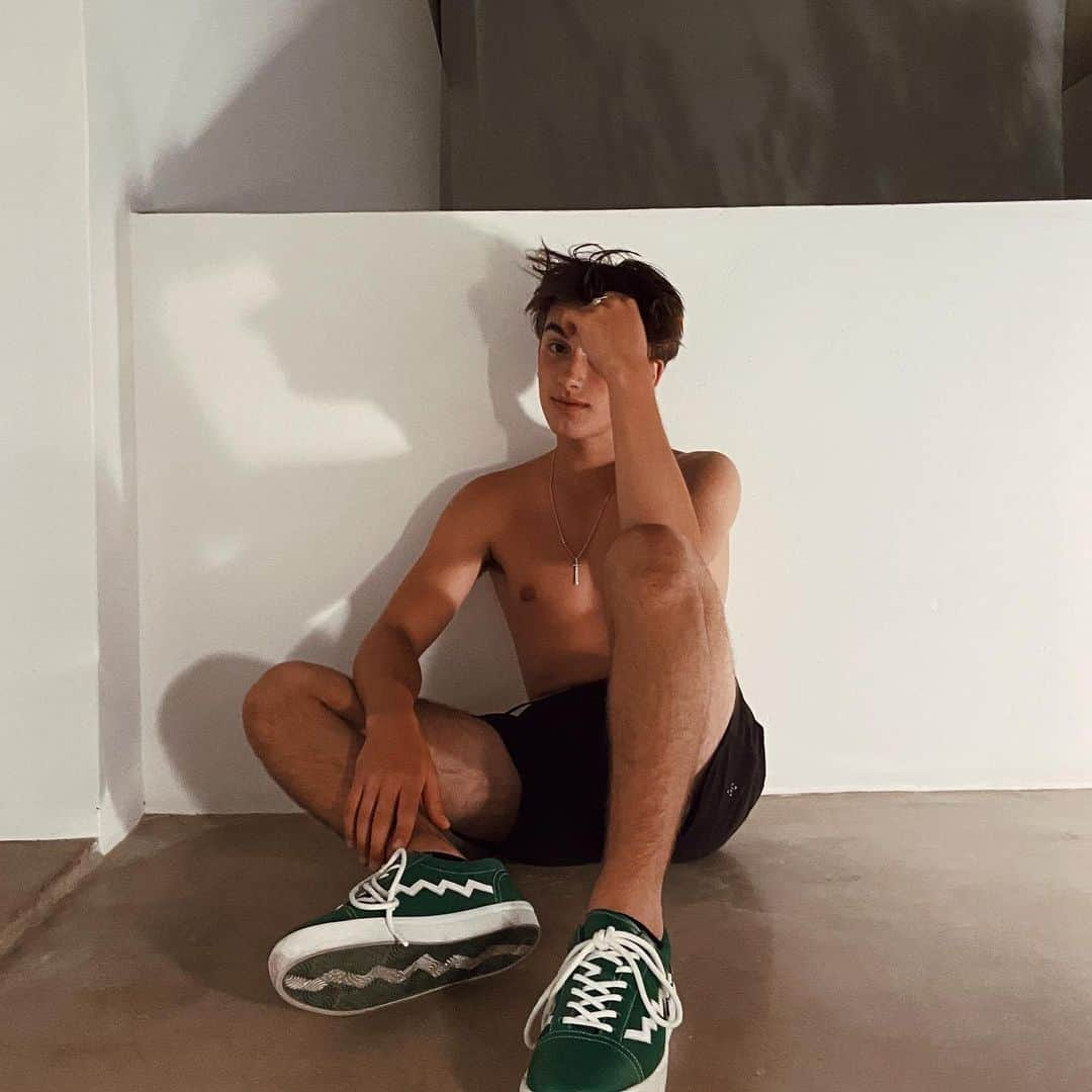 ジョニー・オーランドさんのインスタグラム写真 - (ジョニー・オーランドInstagram)「last few weeks <3 greece vid up on yt !」8月16日 2時49分 - johnnyorlando