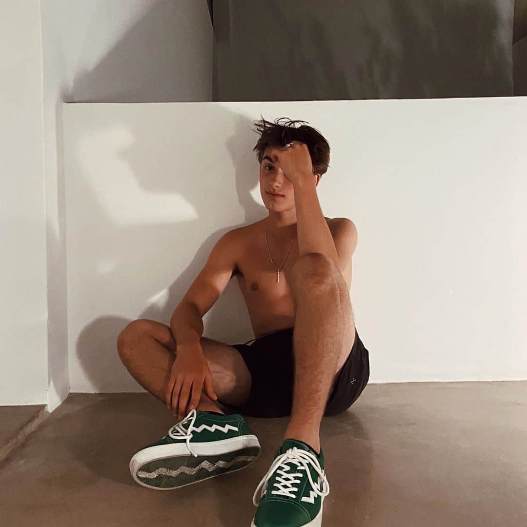 ジョニー・オーランドのインスタグラム：「last few weeks <3 greece vid up on yt !」