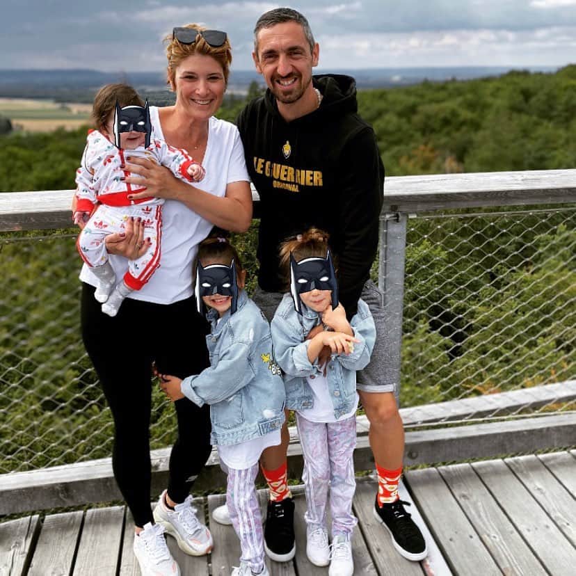 ロベルト・ヒルバートのインスタグラム：「Reisen macht einen bescheiden. Man erkennt, welch kleinen Platz man in der Welt besetzt! #family #travel #travelphotography #lifestyle #world #beautiful #life #neverstopexploring #goodvibes @leguerrieroriginal」