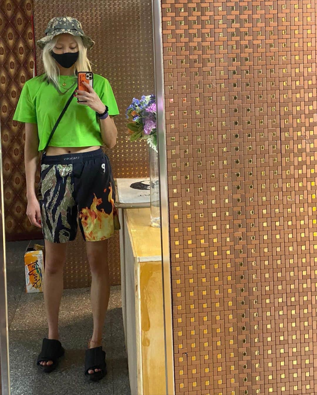 パク ・スジュのインスタグラム：「Came for the lewks stayed for USPS」