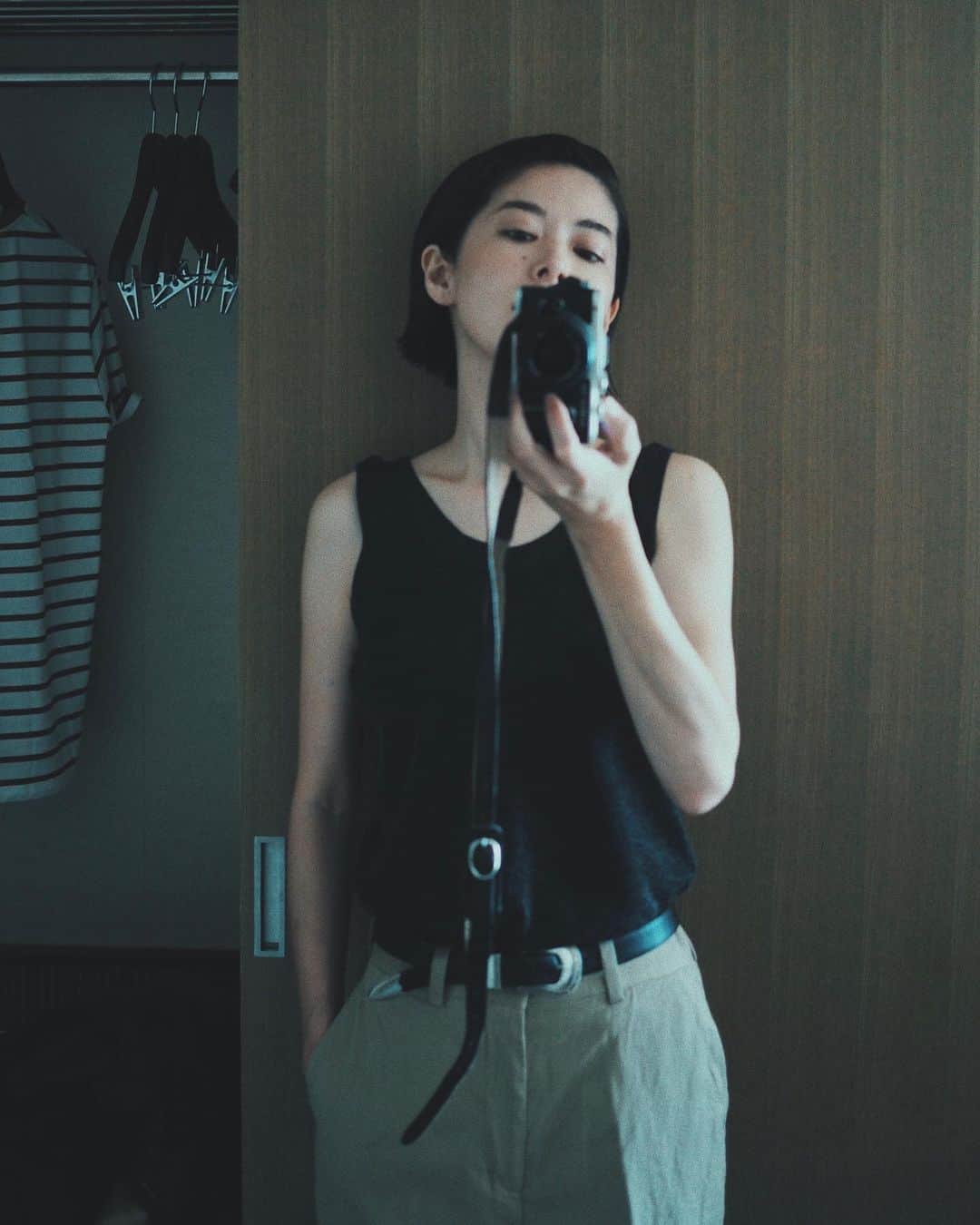 花楓さんのインスタグラム写真 - (花楓Instagram)「ドレス２着持って来るも、 ペチコート忘れ着れず😑🙌🏻 でた、このパターン。  でもね、結局ね、パンツスタイル にね、アクセでね、 私なんですよ。 うん、よか、これでよか。 つって。  #ホントはちょっと着たかった👗 tops @despres_jp  pants YAECA #vintagesilverjewelry   #staycation」8月16日 13時36分 - _caede_