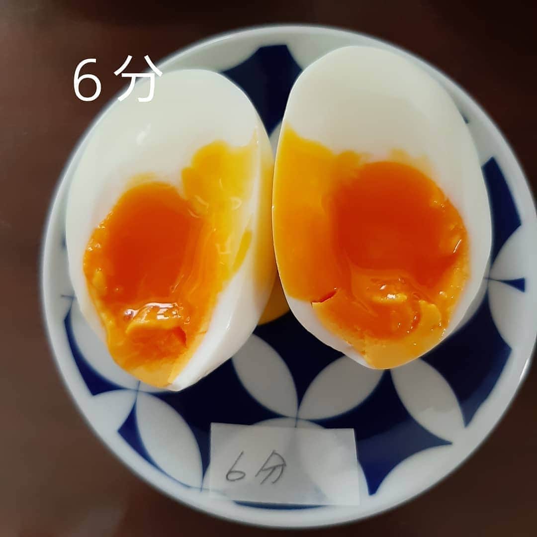 4meee!さんのインスタグラム写真 - (4meee!Instagram)「﻿ ﻿ ＼ゆで卵は何分がベスト？／﻿ ﻿ 前回は温泉卵でしたが今回はゆで卵をご紹介🍳﻿ ﻿ ゆで卵の君の具合は好みがかなり別れる部分。あなたの好きな卵の感じは何分でしょう？﻿ ﻿ 難しいけれどこれをてつくればオッケー！﻿ ﻿ おまけにサラダの作り方もご紹介しています🌼﻿ ﻿ ﻿ 投稿者さまから引用👇  ①割れないように洗う ②水から｡。 卵がかぶるくらいの水を入れる ③蓋をして、コンロにかける 10~12分　強火から弱火に ④卵を取り出し、水の中で冷ます ⑤水の中で殻をむく ⑥工夫して切る  ☆ひび割れしないように 冷蔵庫から出しておく ☆ひび割れしないように少量の酢や塩を入れる ☆卵黄が片寄らないように新鮮な卵を使う→でも剥きにくくなる ☆卵黄が片寄らないように沸騰するまでコロコロ静かに転がす ☆殻を剥きやすくするためにすぐに水につける などがありました  ﻿ ﻿ ﻿❣️ ﻿Photo by　﻿﻿ ﻿ ﻿﻿@mr06home ﻿﻿ 流行りのアイテムやスポットには　@4meee_com をタグ付けして投稿してください🎀﻿﻿ .﻿ #4MEEE#フォーミー#アラサー女子#女子力向上委員会﻿ #おうちじかん#stayhome#課題﻿ #instaphoto#常備菜#作り置き#夜ごはん#料理写真#料理記録﻿ #飯テロ﻿ #料理 #家庭料理 #おうちごはん #レシピ#節約ごはん#foodporn#時短レシピ#節約レシピ#diet#簡単めし#ゆで卵 #ゆで卵ダイエット #ゆで卵サラダ #時短料理 #ひとりごはん#ごはんレシピ #レシピ」8月16日 13時37分 - 4meee_com