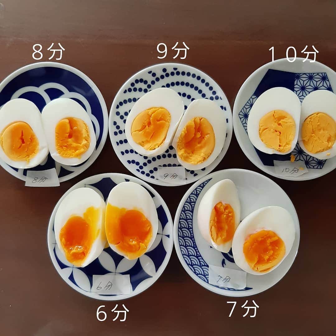 4meee!さんのインスタグラム写真 - (4meee!Instagram)「﻿ ﻿ ＼ゆで卵は何分がベスト？／﻿ ﻿ 前回は温泉卵でしたが今回はゆで卵をご紹介🍳﻿ ﻿ ゆで卵の君の具合は好みがかなり別れる部分。あなたの好きな卵の感じは何分でしょう？﻿ ﻿ 難しいけれどこれをてつくればオッケー！﻿ ﻿ おまけにサラダの作り方もご紹介しています🌼﻿ ﻿ ﻿ 投稿者さまから引用👇  ①割れないように洗う ②水から｡。 卵がかぶるくらいの水を入れる ③蓋をして、コンロにかける 10~12分　強火から弱火に ④卵を取り出し、水の中で冷ます ⑤水の中で殻をむく ⑥工夫して切る  ☆ひび割れしないように 冷蔵庫から出しておく ☆ひび割れしないように少量の酢や塩を入れる ☆卵黄が片寄らないように新鮮な卵を使う→でも剥きにくくなる ☆卵黄が片寄らないように沸騰するまでコロコロ静かに転がす ☆殻を剥きやすくするためにすぐに水につける などがありました  ﻿ ﻿ ﻿❣️ ﻿Photo by　﻿﻿ ﻿ ﻿﻿@mr06home ﻿﻿ 流行りのアイテムやスポットには　@4meee_com をタグ付けして投稿してください🎀﻿﻿ .﻿ #4MEEE#フォーミー#アラサー女子#女子力向上委員会﻿ #おうちじかん#stayhome#課題﻿ #instaphoto#常備菜#作り置き#夜ごはん#料理写真#料理記録﻿ #飯テロ﻿ #料理 #家庭料理 #おうちごはん #レシピ#節約ごはん#foodporn#時短レシピ#節約レシピ#diet#簡単めし#ゆで卵 #ゆで卵ダイエット #ゆで卵サラダ #時短料理 #ひとりごはん#ごはんレシピ #レシピ」8月16日 13時37分 - 4meee_com