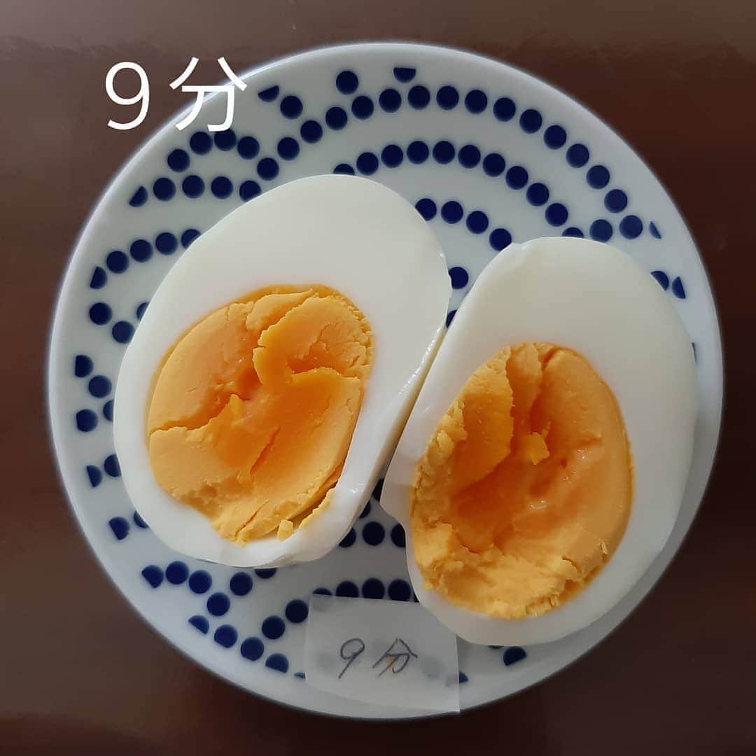 4meee!さんのインスタグラム写真 - (4meee!Instagram)「﻿ ﻿ ＼ゆで卵は何分がベスト？／﻿ ﻿ 前回は温泉卵でしたが今回はゆで卵をご紹介🍳﻿ ﻿ ゆで卵の君の具合は好みがかなり別れる部分。あなたの好きな卵の感じは何分でしょう？﻿ ﻿ 難しいけれどこれをてつくればオッケー！﻿ ﻿ おまけにサラダの作り方もご紹介しています🌼﻿ ﻿ ﻿ 投稿者さまから引用👇  ①割れないように洗う ②水から｡。 卵がかぶるくらいの水を入れる ③蓋をして、コンロにかける 10~12分　強火から弱火に ④卵を取り出し、水の中で冷ます ⑤水の中で殻をむく ⑥工夫して切る  ☆ひび割れしないように 冷蔵庫から出しておく ☆ひび割れしないように少量の酢や塩を入れる ☆卵黄が片寄らないように新鮮な卵を使う→でも剥きにくくなる ☆卵黄が片寄らないように沸騰するまでコロコロ静かに転がす ☆殻を剥きやすくするためにすぐに水につける などがありました  ﻿ ﻿ ﻿❣️ ﻿Photo by　﻿﻿ ﻿ ﻿﻿@mr06home ﻿﻿ 流行りのアイテムやスポットには　@4meee_com をタグ付けして投稿してください🎀﻿﻿ .﻿ #4MEEE#フォーミー#アラサー女子#女子力向上委員会﻿ #おうちじかん#stayhome#課題﻿ #instaphoto#常備菜#作り置き#夜ごはん#料理写真#料理記録﻿ #飯テロ﻿ #料理 #家庭料理 #おうちごはん #レシピ#節約ごはん#foodporn#時短レシピ#節約レシピ#diet#簡単めし#ゆで卵 #ゆで卵ダイエット #ゆで卵サラダ #時短料理 #ひとりごはん#ごはんレシピ #レシピ」8月16日 13時37分 - 4meee_com