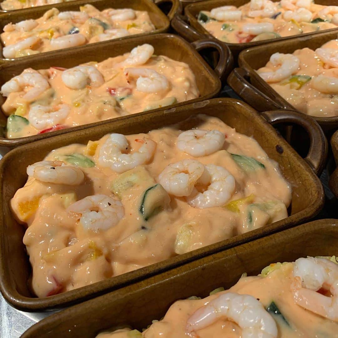 T.G.HEARTH TGハースのインスタグラム：「こんにちはTGハースです！﻿ 夏だから季節の物食べたくなりますよね🤤﻿ TGハースで夏満喫しませんか？？﻿ 明日からのランチメニュー👇﻿ 海老とゴロゴロ夏野菜のトマトクリームドリア仕込み中です✨✨明日が待ち遠しい💕﻿ ﻿ ﻿ 当店名物ロティサリーチキン1羽まるごと¥1980🐓﻿ すぐ電話↓↓↓期間限定なのでお早めに〜💕💕💕﻿ ☎️03-6416-9445←ﾖｳﾁｪｹﾗ🤘﻿ ⭐️旨辛フェアも絶賛開催中なのでテイクアウトチキンの味変更やハーフ&ハーフも対応してます🤓﻿ ﻿ ﻿ ◆モバイルオーダーも出来るようになりました✨﻿ プロフィールからHPをアクセスしてください♪﻿ モバイルオーダー﻿ https://tgh.for.dinii.jp/﻿ ﻿ ◆Uber eats・menu・出前館によるデリバリー﻿ 11:30〜21:00﻿ ﻿ ◆LINE@登録お願いします♪﻿ https://lin.ee/g0H4jc6﻿ ﻿ ﻿ 皆さまの笑顔に会えますように！💕💕💕﻿ ﻿ #TGハース#代官山ディナー#代官山ランチ#恵比寿グルメ#恵比寿ビストロ#恵比寿ディナー#代官山グルメ #ハース #代官山テイクアウト#恵比寿ランチ#ラクレット#チーズ#ロティサリーチキン#恵比寿ご飯#menu#恵比寿ワイン#テイクアウト#渋谷ディナー#恵比寿チーズ#tghearth#渋谷グルメ#渋谷ランチ#恵比寿チーズ#恵比寿カフェ#チーズケーキ#渋谷テイクアウト#恵比寿新聞#恵比寿ビール#チーズフォンデュ#恵比寿テイクアウト」