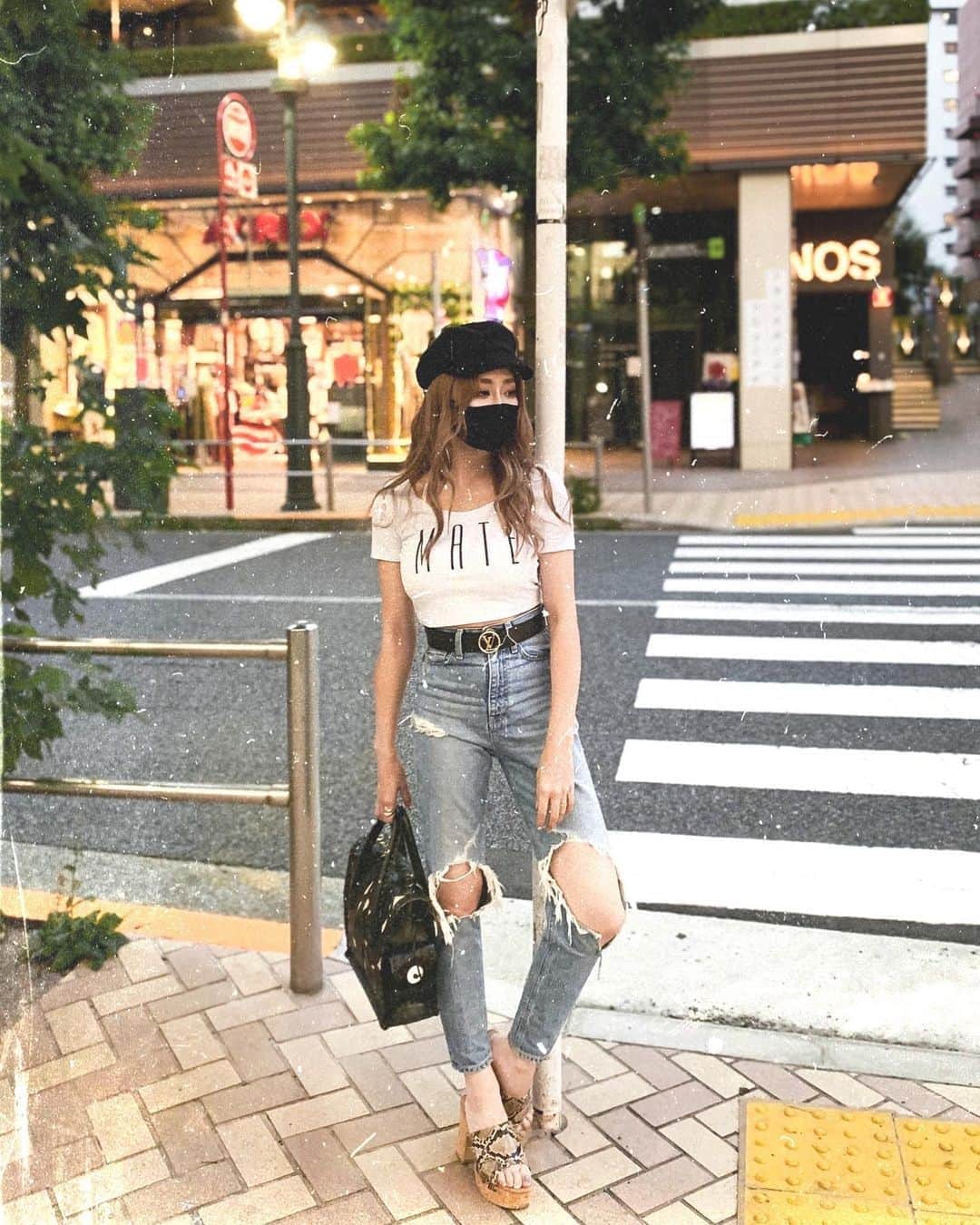 春咲ひなたのインスタグラム：「まじでマスク熱中症なりそう🤭💦 みんな気をつけよーね！ . #水分補給#ほんとに#大事 #コーデ#コーデ記録#帽子コーデ#バッグ#カービングトライブス #東京#新宿#歌舞伎町#キャバ嬢#もはや#元キャバ嬢#マツエク#春咲ひなた#YouTube#youtuber . YouTubeに関する問い合わせ先♡  株式会社YEEELL 〒150-0002  東京都渋谷区渋谷3-27-11 祐真ビル新館5F  info@yeeell.jp」