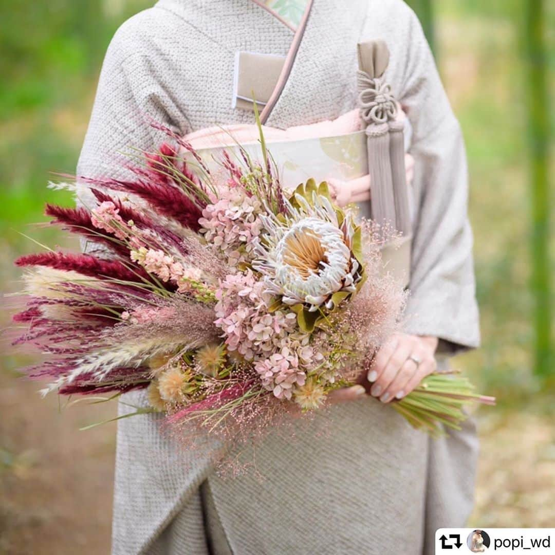 ARCH DAYS Weddingsさんのインスタグラム写真 - (ARCH DAYS WeddingsInstagram)「プロテアやパンパスグラスを使った大きなブーケを総絞りに合わせた和装コーディネート🕊﻿ ﻿ 最近、和装にブーケを組み合わせるのがトレンドになっていますよね♩﻿ ﻿ @popi_wd さん、京都の素敵なロケーションフォトをご紹介させていただきありがとうございました✨﻿ ﻿ ﻿ -----﻿ ﻿ ﻿ ARCH DAYSへウェディングフォトを掲載させていただける方を大募集🤍﻿ ﻿ @archdays_weddings をフォロー＋ #archdays花嫁 をつけて投稿するだけで応募完了！編集部から「リポスト・メディア掲載」のお声がけをさせていただきます🌼﻿ ﻿ 挙式当日だけでなく、前撮り後撮り・ペーパーアイテム・ハネムーン・素敵な暮らしの投稿もOK！沢山のご応募お待ちしています♩﻿ ﻿ ﻿ -----﻿ ﻿ ﻿ ▽ARCH DAYSのトップページはこちらから☑︎﻿ @archdays_weddings﻿ プロフィールのリンクから👰🏻﻿ ﻿ ﻿ ▽キッズベビーのパーティーアイディアはこちら💁🎉﻿ @archdays﻿ ﻿ ﻿ -----﻿ ﻿ ﻿ ARCH DAYSに会員機能ができました💁‍♀️﻿ ﻿ ﻿ 気になる記事や写真をクリップして、もっと便利に！自分だけのページを作れます📎﻿ ﻿ ﻿ また、会員登録をしてマイページからパートナーを招待すれば、2人でイメージを共有可能に♩﻿ ﻿ ﻿ -----﻿ #archdays #archdays_wedding #アーチデイズ #アーチデイズウェディング #archdays花嫁 #和装ウェディング #和装ウエディング #和装結婚式 #和装婚 #和装花嫁 #和装ブーケ #和装前撮りロケーション #和装コーディネート #和装ロケーションフォト #和装フォトウェディング #今日前撮り #京都ウェディング #京都ウエディング #京都花嫁 #京都婚 #和婚 #和婚花嫁 #和婚スタイル #ウェディングブーケ #ウエディングブーケ #結婚式ブーケ #ブライダルブーケ #花嫁ブーケ #プレ花嫁﻿ -----」8月16日 13時40分 - archdays_weddings